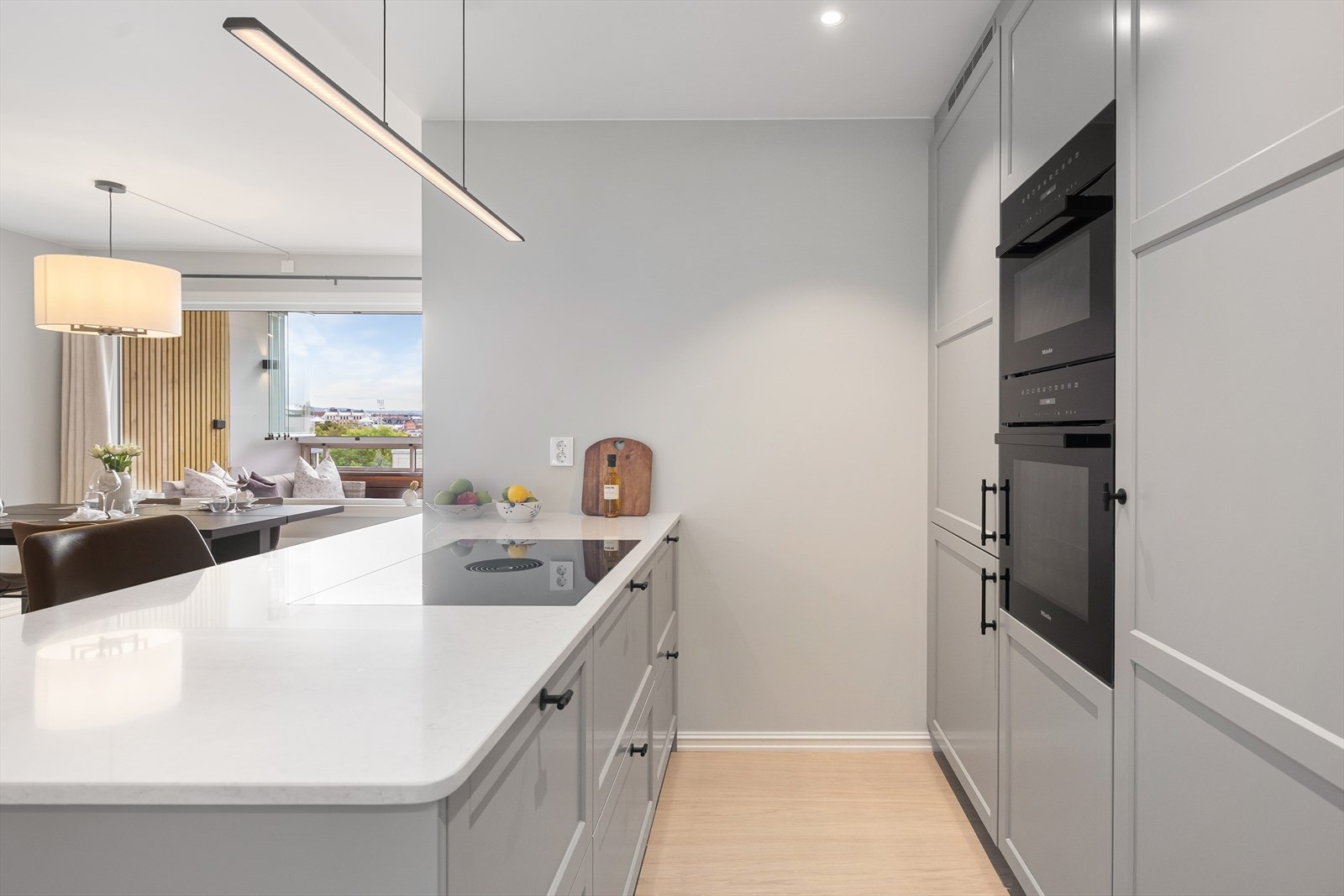 Kjøkkenet er utstyrt med integrerte hvitevarer av svært høy kvalitet, og består av to stekeovner fra Miele, vinskap, planlimt platetopp med innebygget avtrekk, oppvaskmaskin, kjøl/ fryseskap. Det er kjøkkenventilator fra Bora med kullfilter. Galleribilde