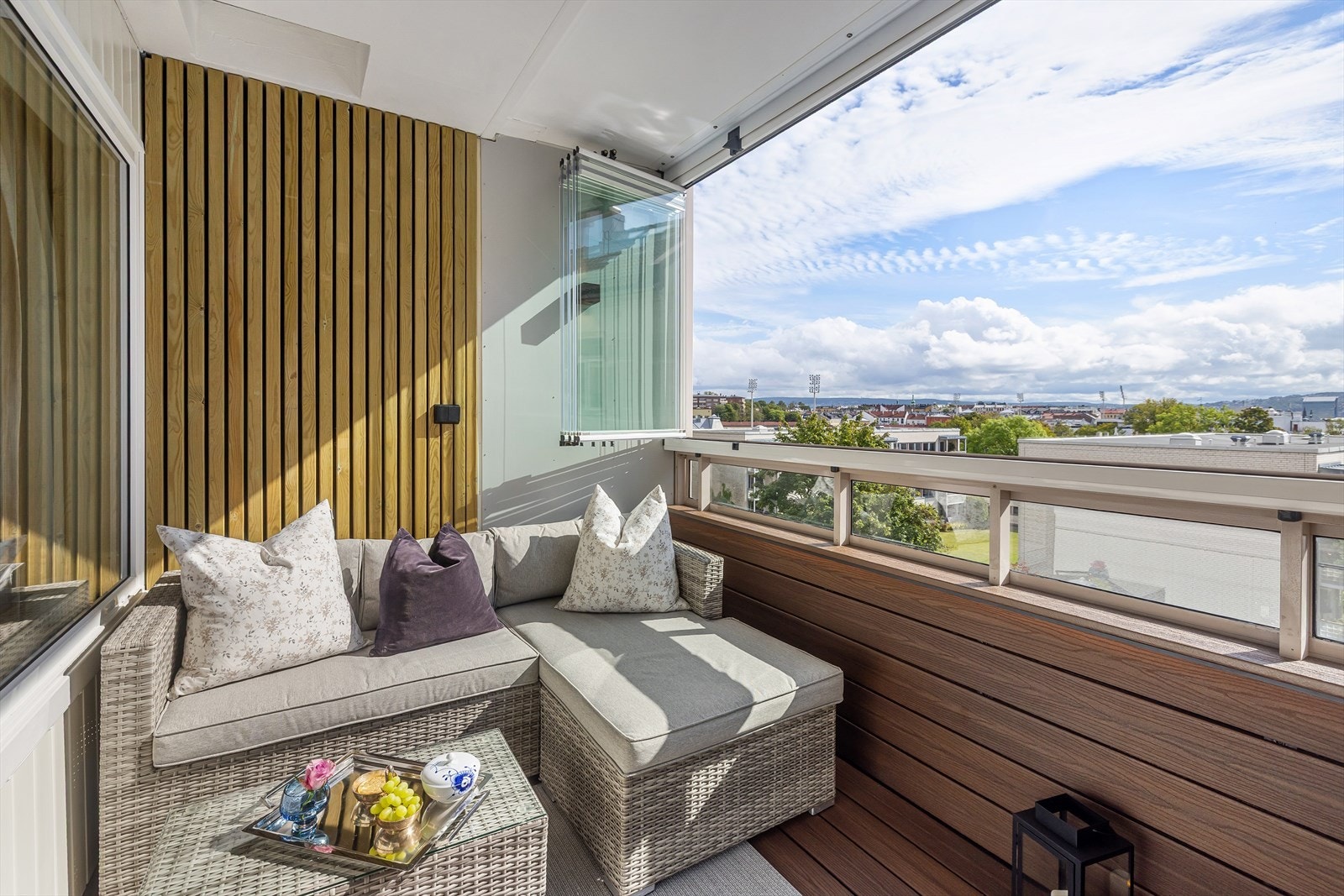 Fra stuen er det utgang til en innglasset, sydøstvendt balkong på ca. 7 kvm. Galleribilde