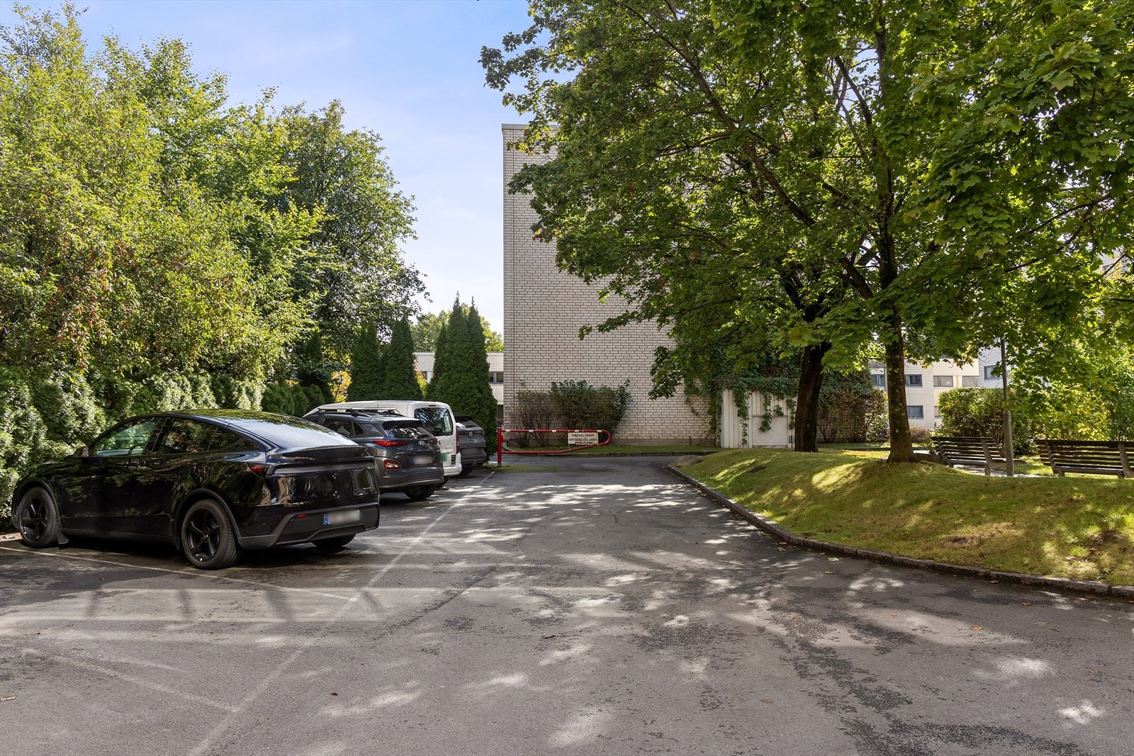 Borettslaget har gjesteparkering i bakgården. I tillegg er det fire parkeringsplasser til utleie i parkeringshuset i Underhaugsveien. Galleribilde