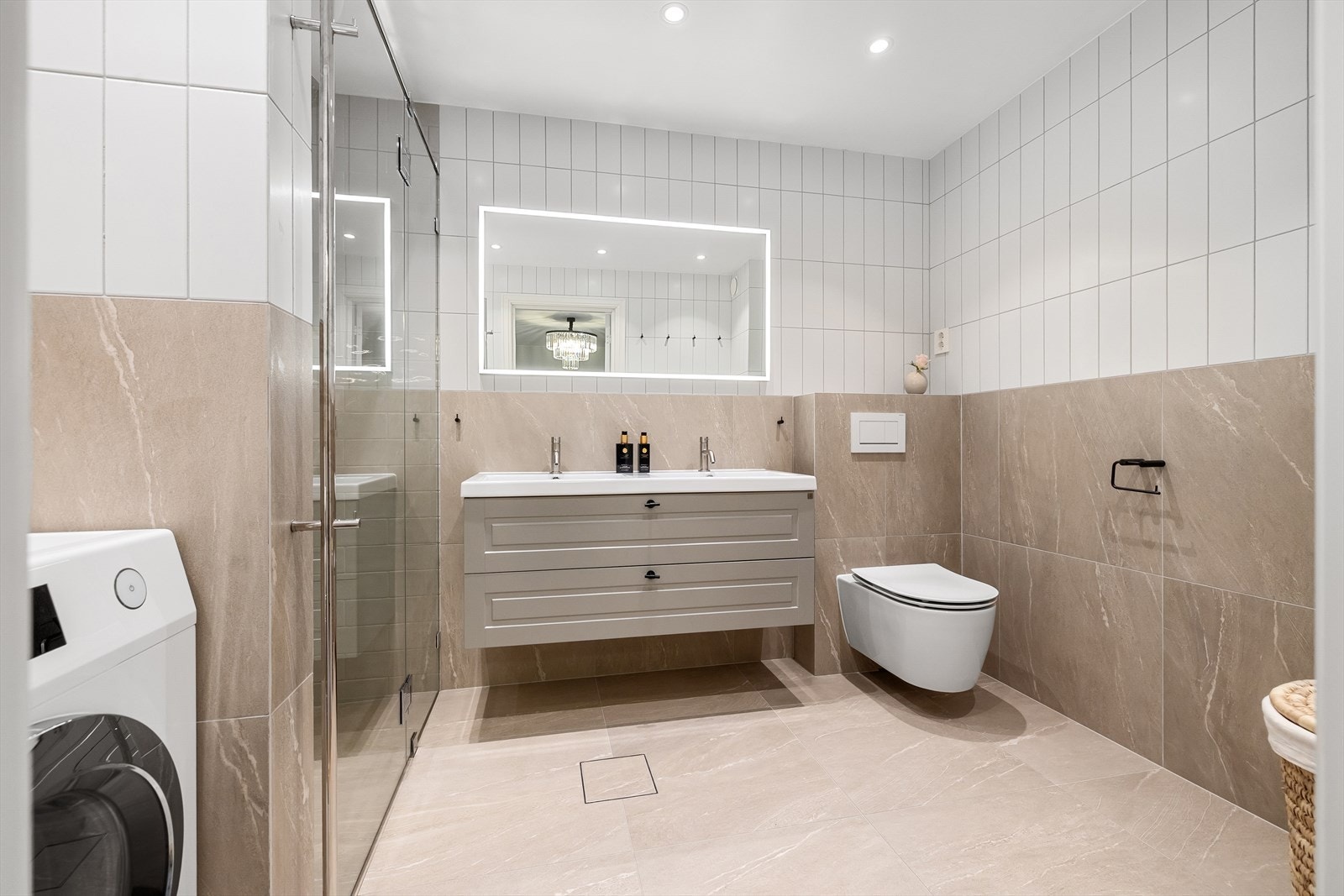 Rålekkert, delikat bad pusset opp i 2024 med flislagte overflater, behagelig gulvvarme og downlights i himling. Galleribilde