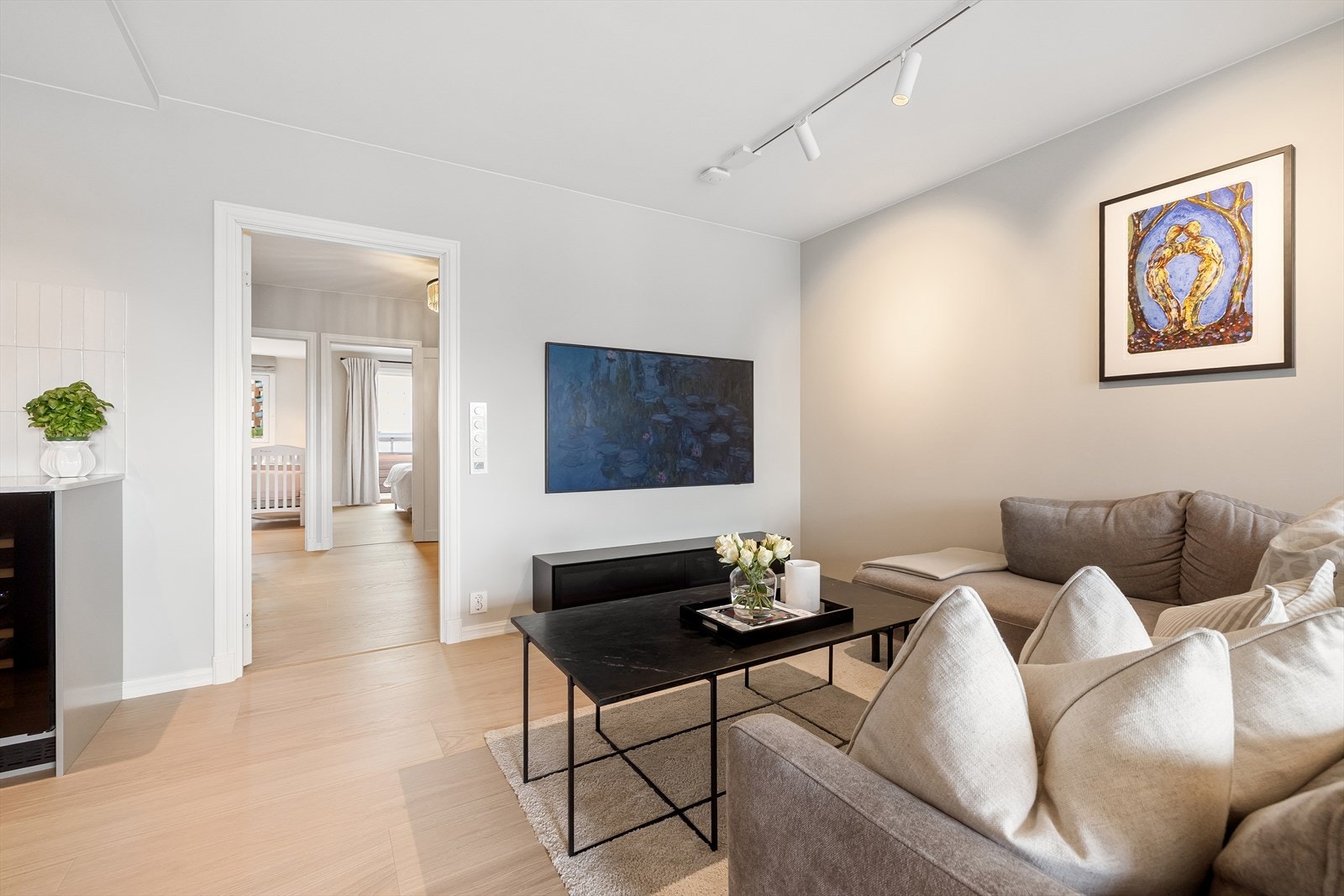 Stuen har god plass til stor sofagruppe, sofabord og underholdningsavdeling. Galleribilde