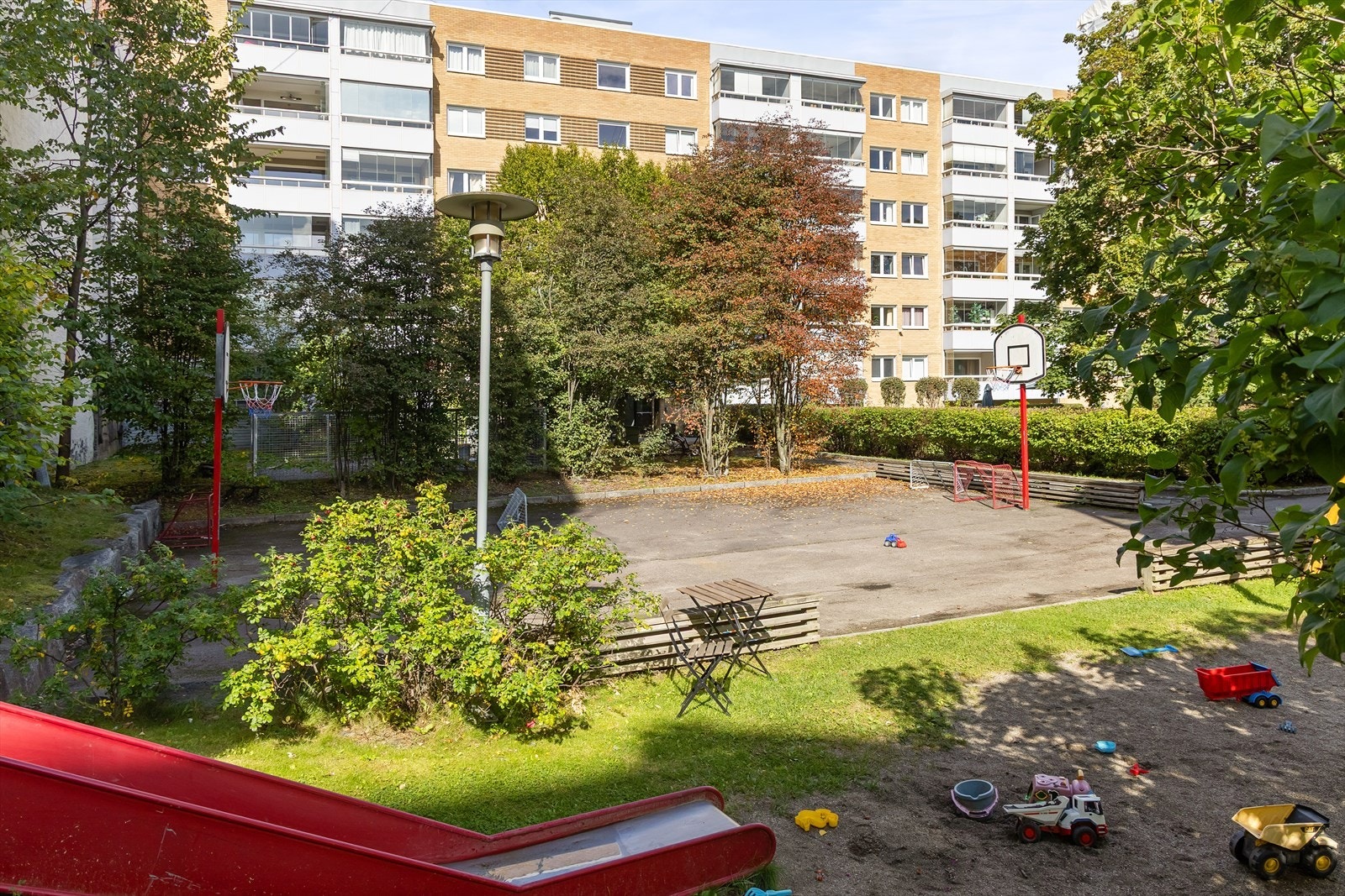Det er bilfri lekeplass for de minste med sklie, sandkasse og basketballbane. Galleribilde