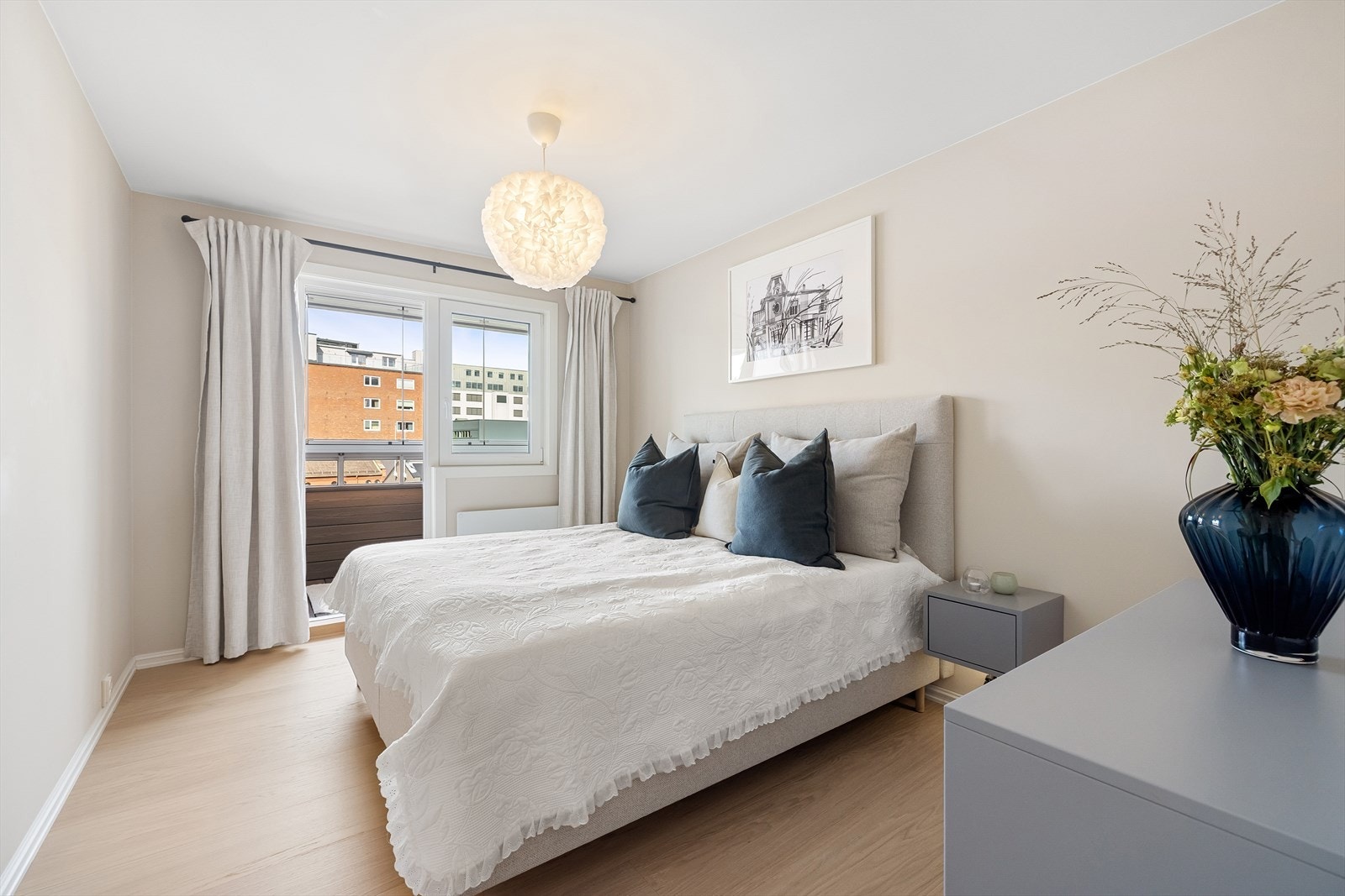 På hovedsoverommet er det god plass til dobbeltseng med tilhørende nattbord på hver side. Galleribilde