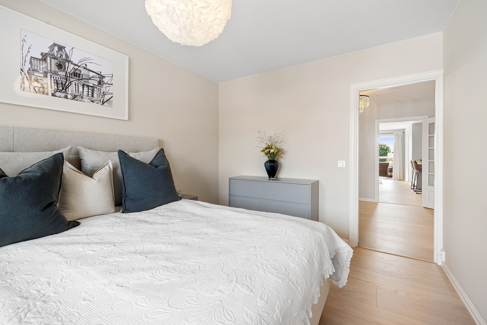 Det er plass til skap eller kommode dersom man ønsker det. Galleribilde