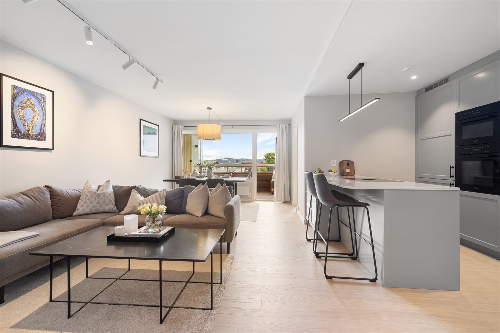 Leiligheten ble totaloppusset i 2024, og holder høy standard med gjennomtenkte løsninger og moderne detaljer. Galleribilde