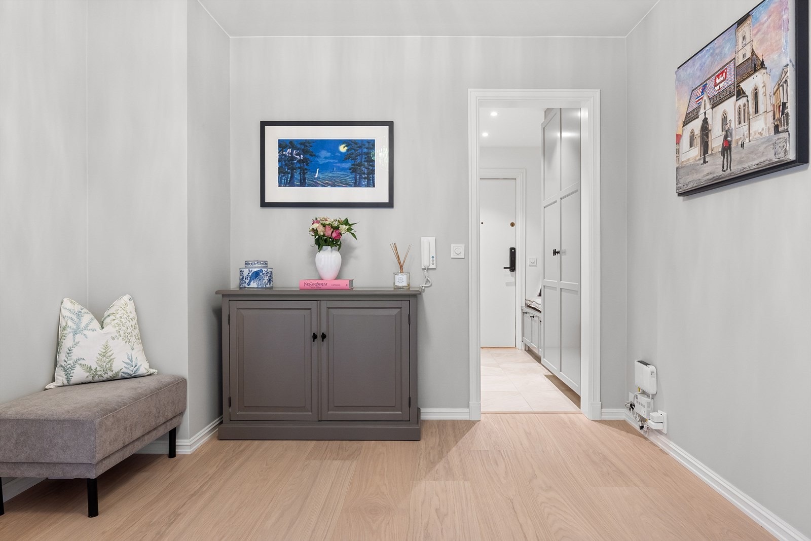 Gangen har en sentral plassering i leiligheten, som sikrer godt flyt mellom alle rommene. Galleribilde