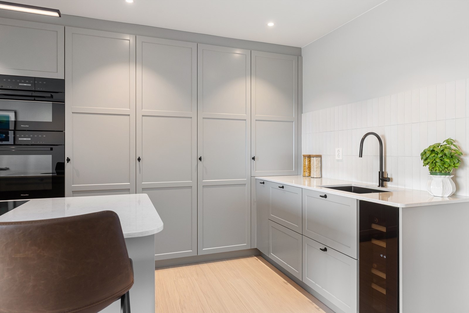 Det er godt med lagringsplass i både skap og skuffer. Galleribilde