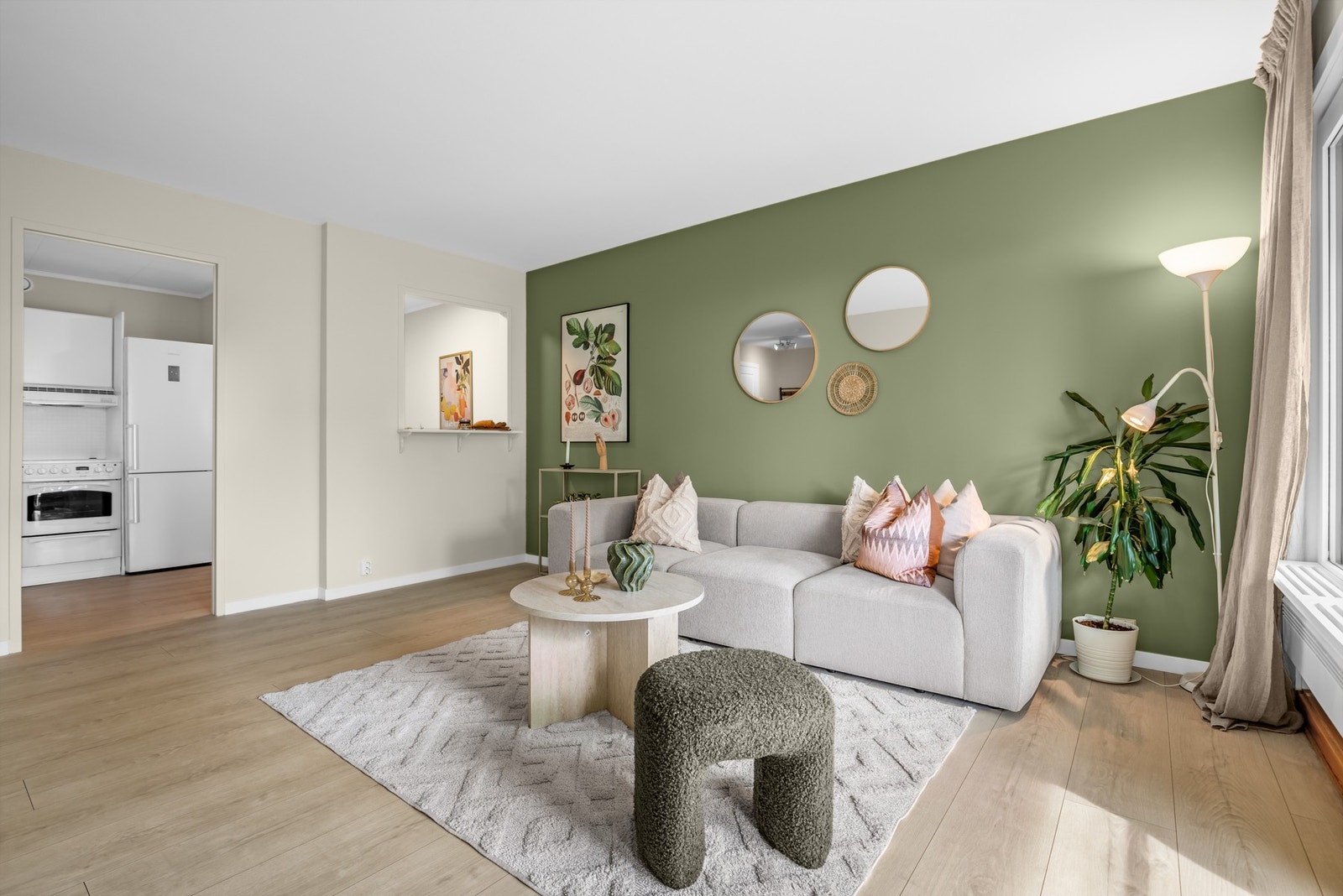 Stuen inneholder laminatgulv med gulvvarme. Galleribilde