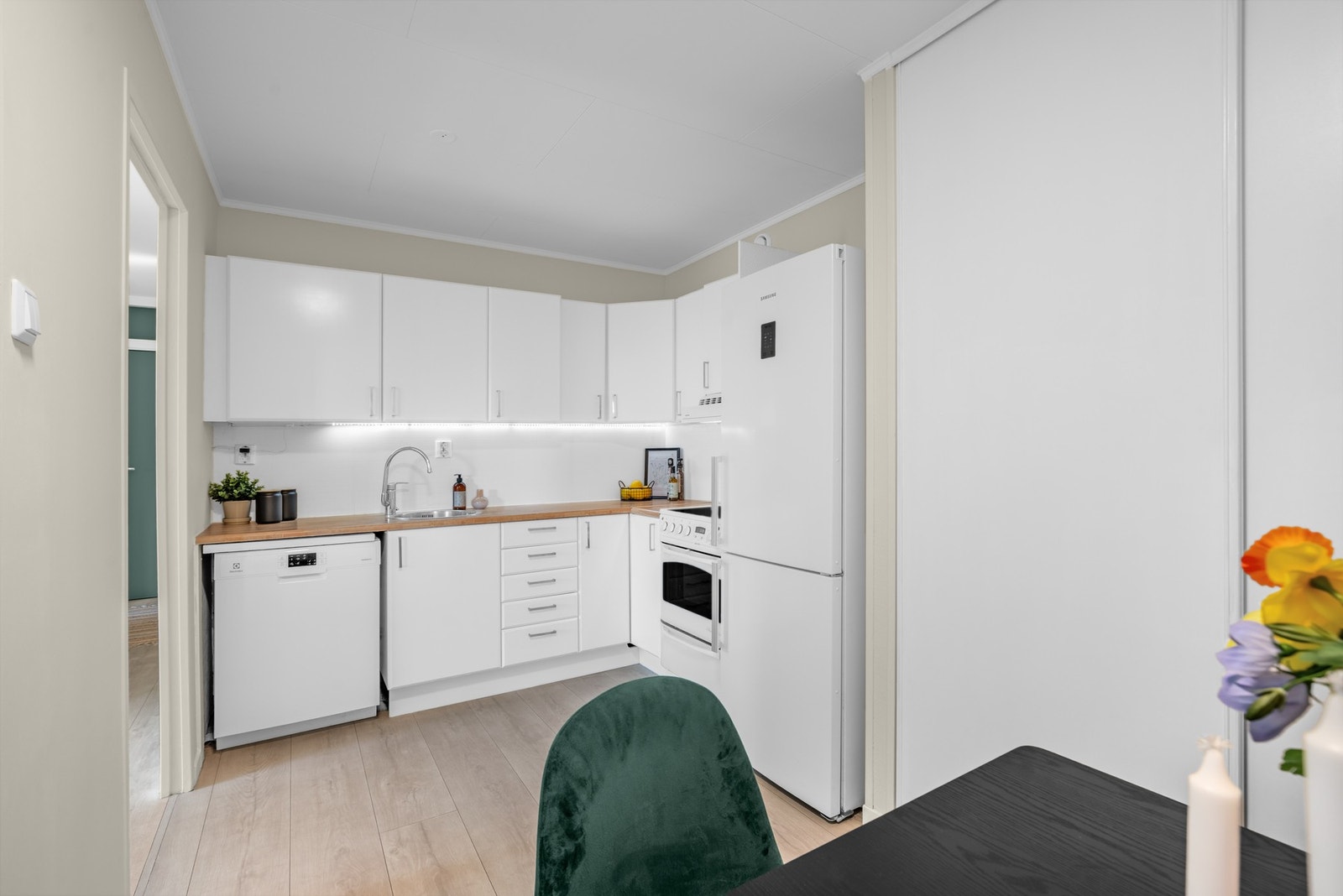 Kjøkkenet er utstyrt med komfyr med platetopp, opplegg for oppvaskmaskin og frittstående kjøl/fryseskap. Galleribilde