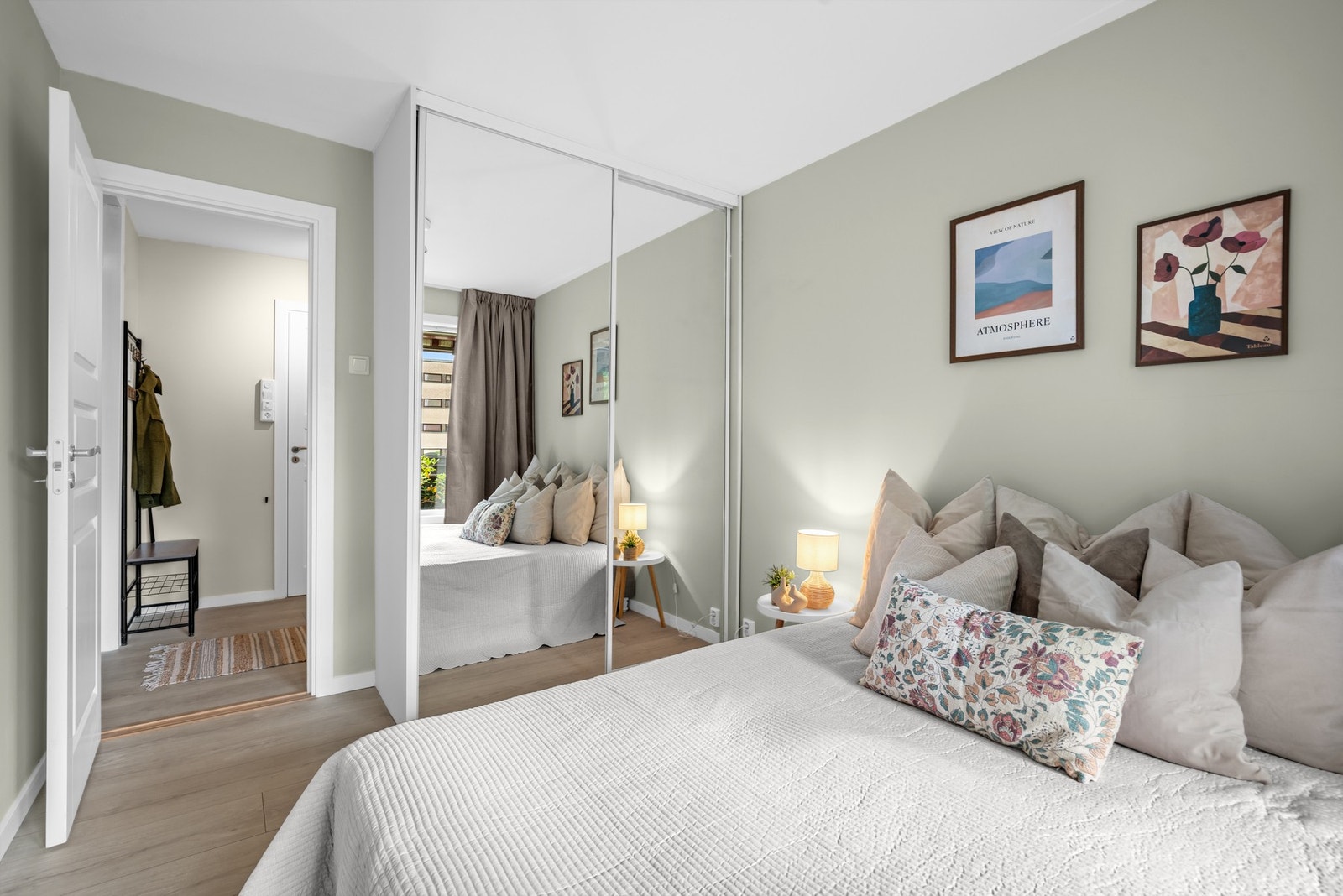 Soverommet har skyvedørsgarderobe som følger med, samt utebod på ca. 4 kvm. Galleribilde