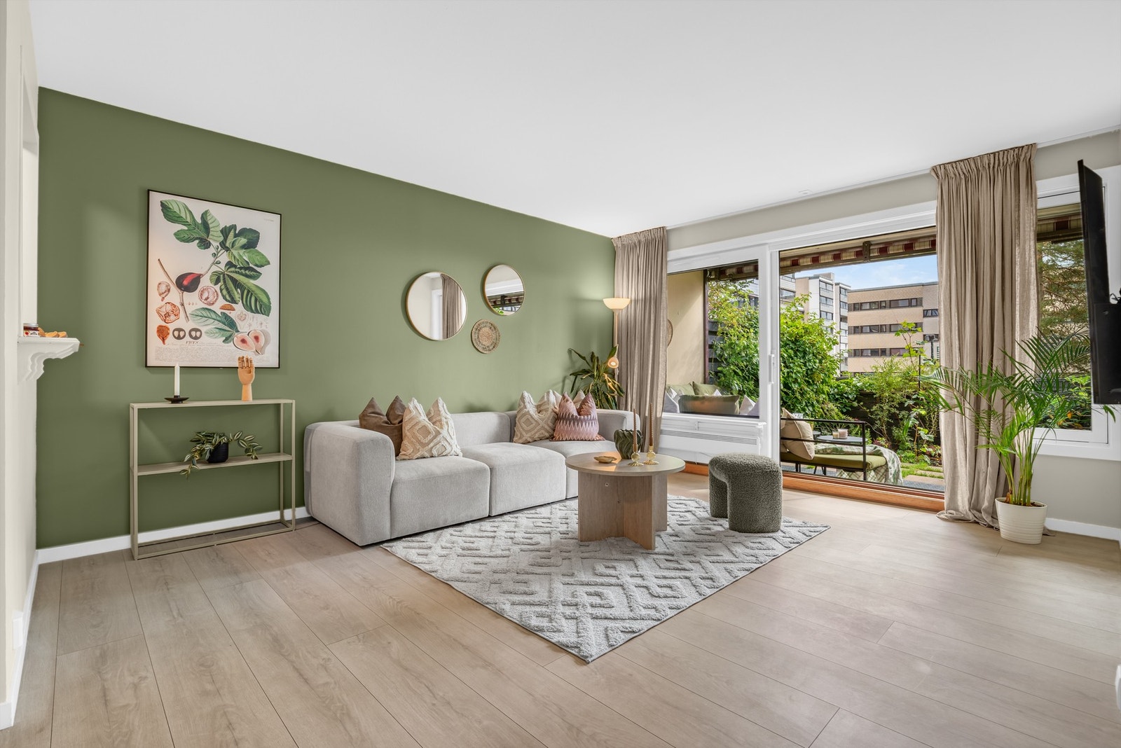 Her får du en lys og åpen stue med utgang til en flott terrasse og uteområde. Galleribilde