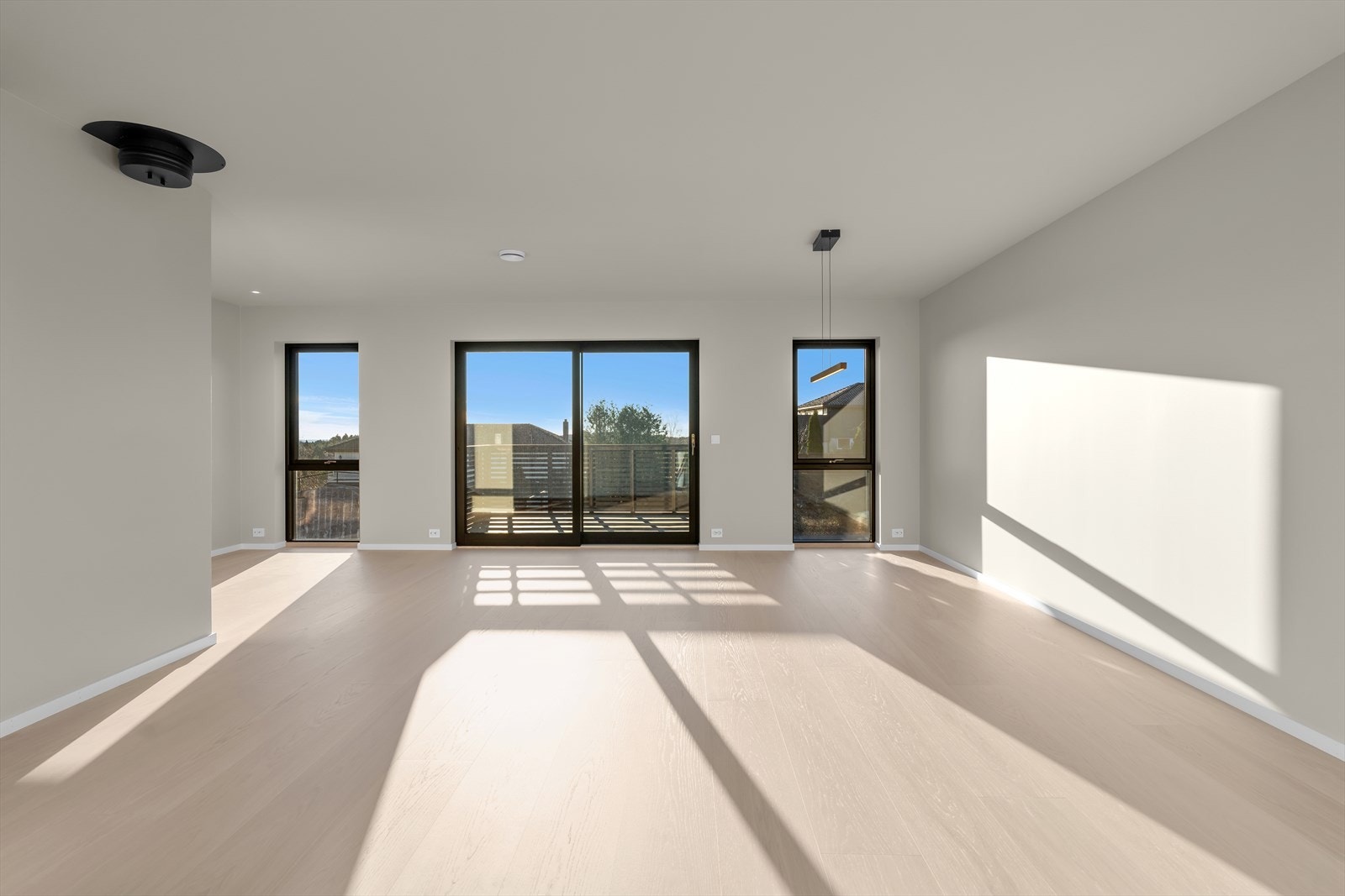 Romslig stue med god plass til sofagruppe og spisemøblement. Galleribilde