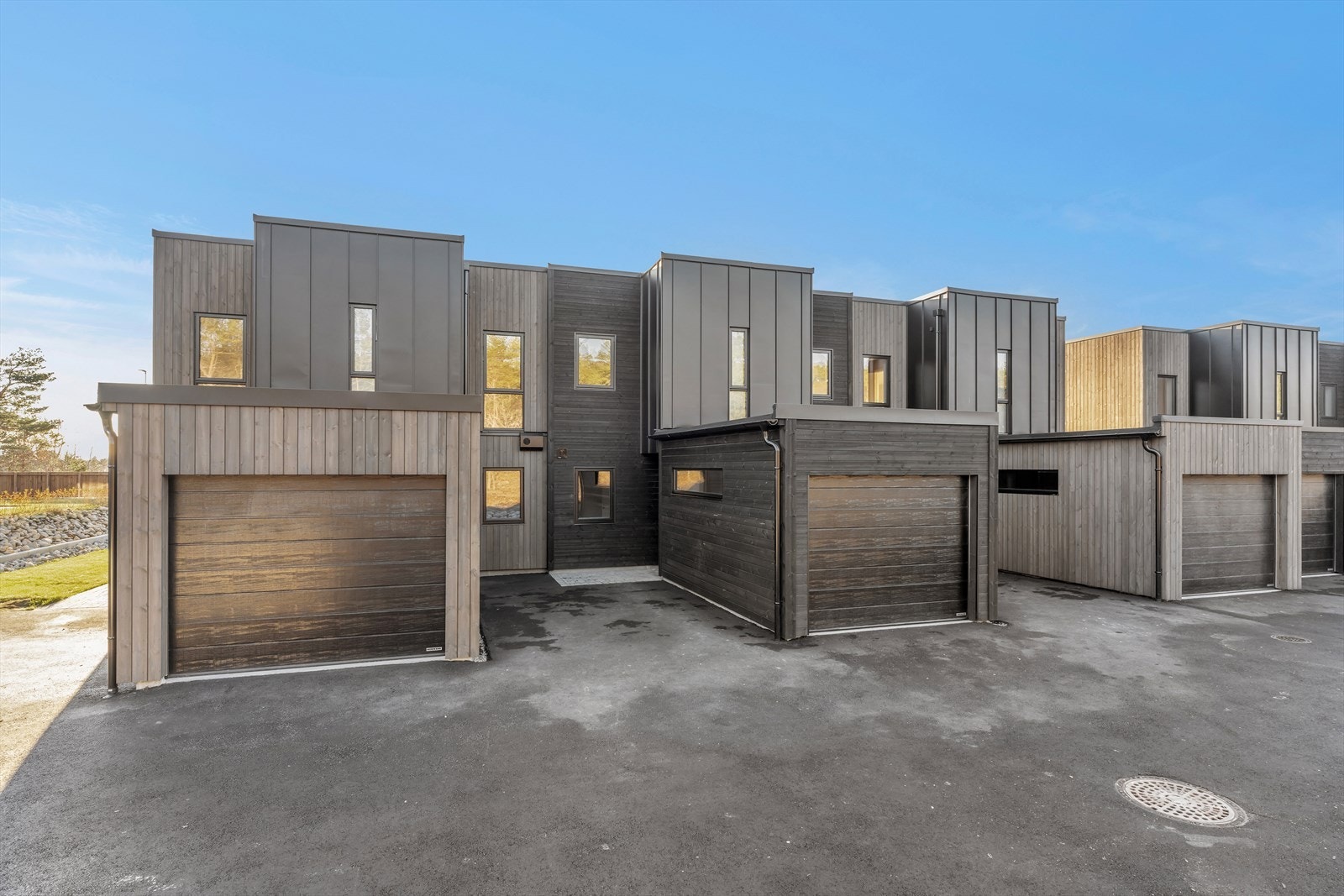 Fasade og garasje Galleribilde