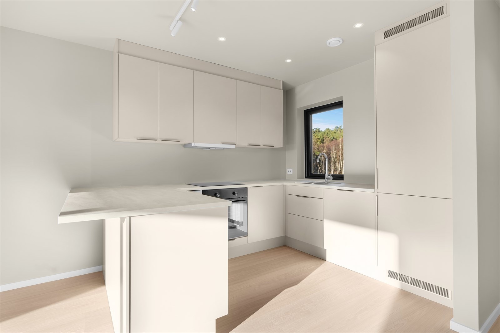 Lekkert og tidløst kjøkken bestående av integrerte hvitevarer Galleribilde