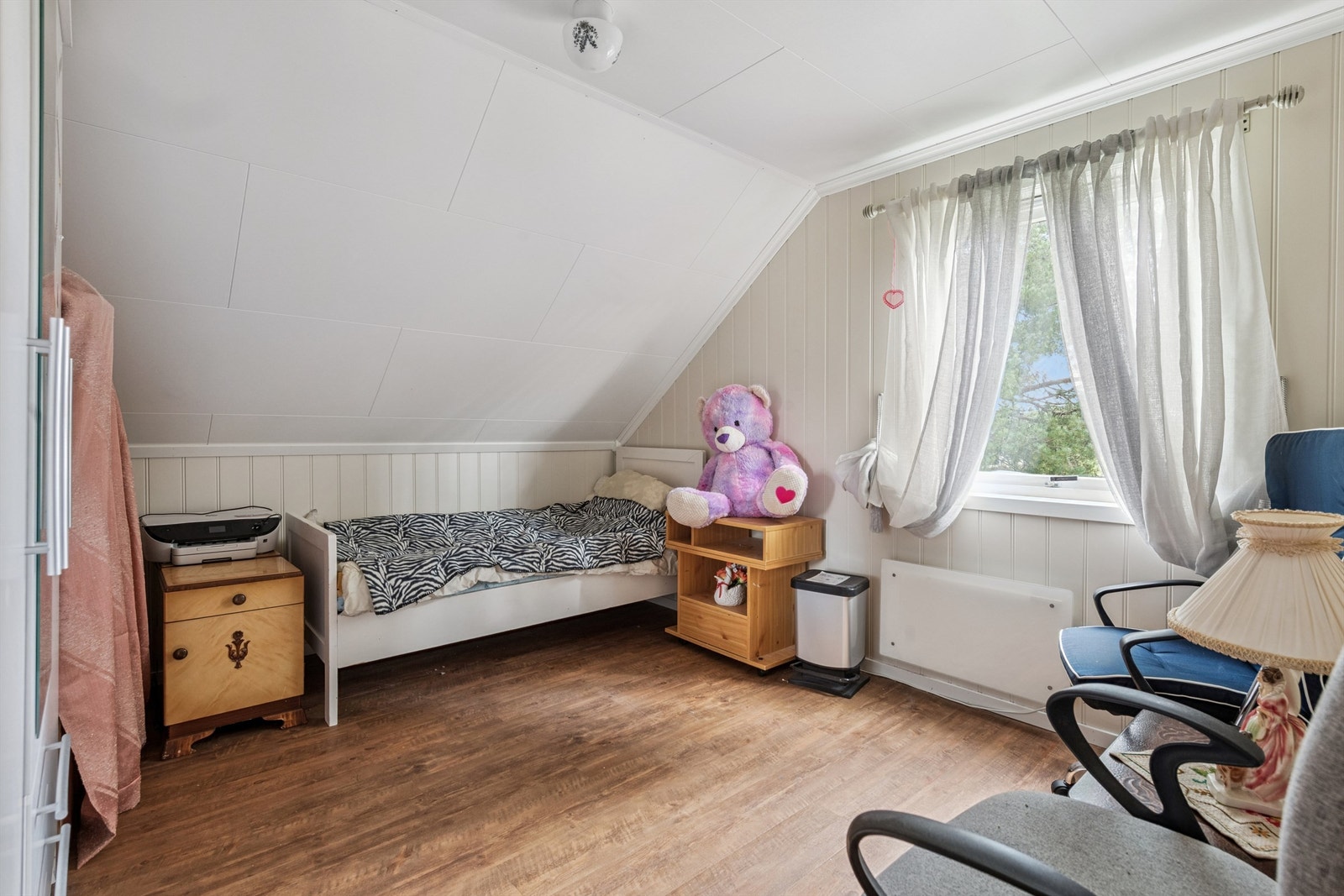 Lyst og trivelig soverom med laminatgulv og plass til seng og oppbevaring. Galleribilde