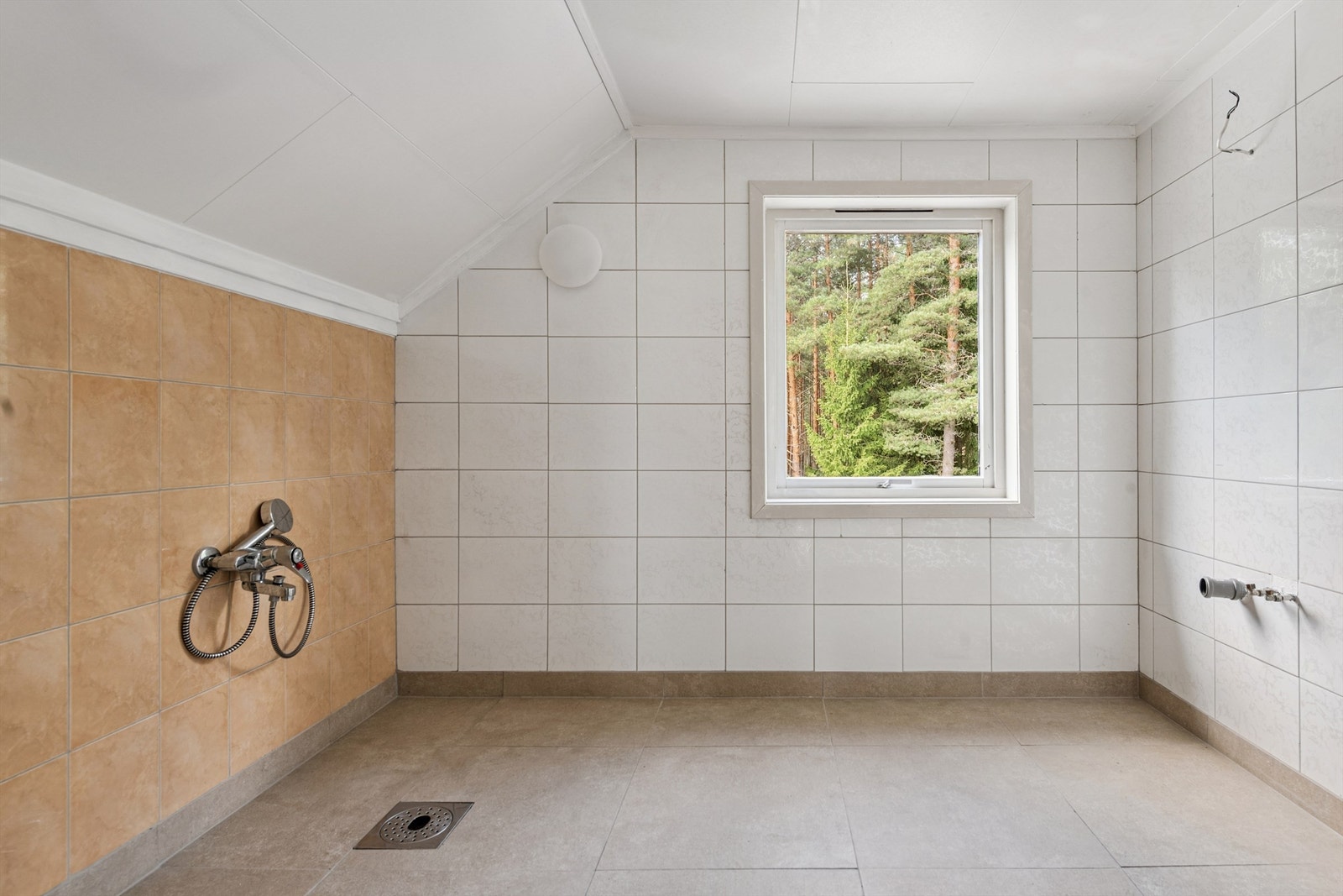 Badet er klargjort for renovering . Galleribilde