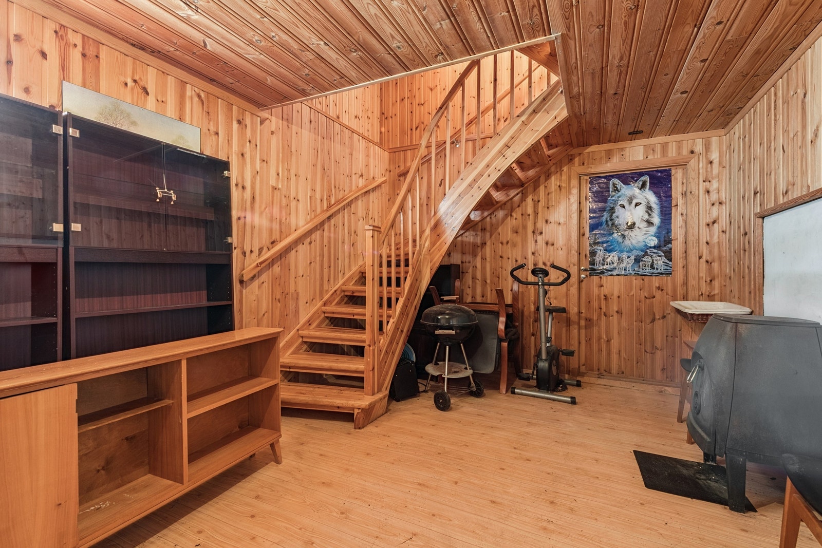 Stort oppholdsrom i kjeller, med vedovn. Innredning er ikke omsøkt, og rommet tilfredsstiller ikke krav til varig opphold. Galleribilde