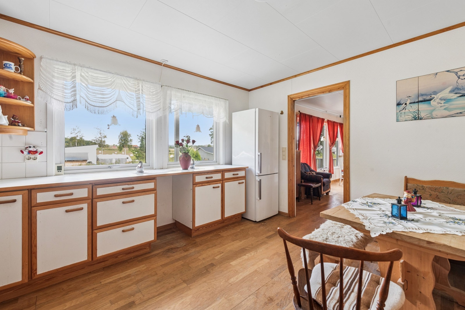 Godt med arbeidslys fra 2 vinduer over benken. Galleribilde