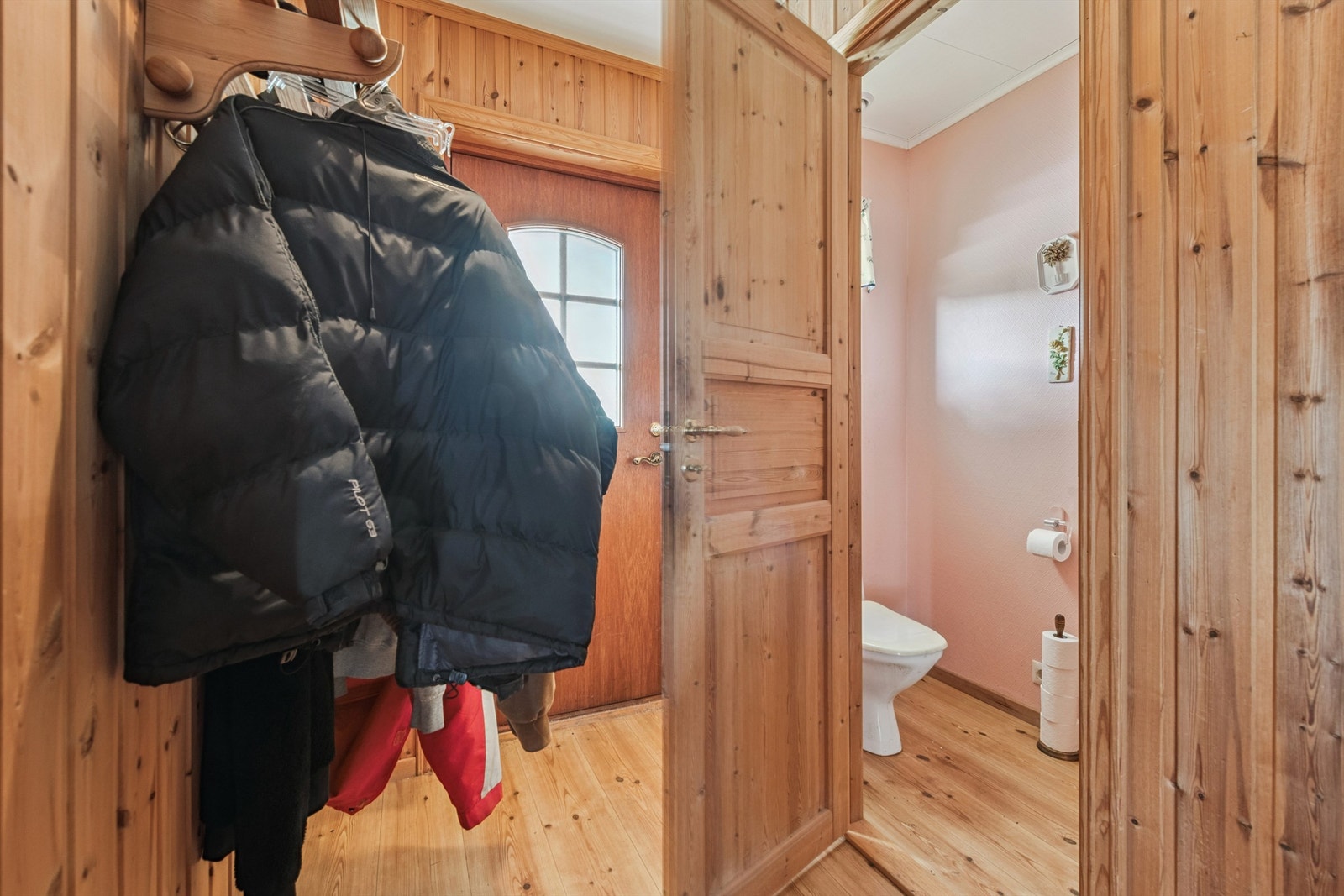 Praktisk toalettrom i første etasje, lett tilgjengelig fra entréen. Galleribilde