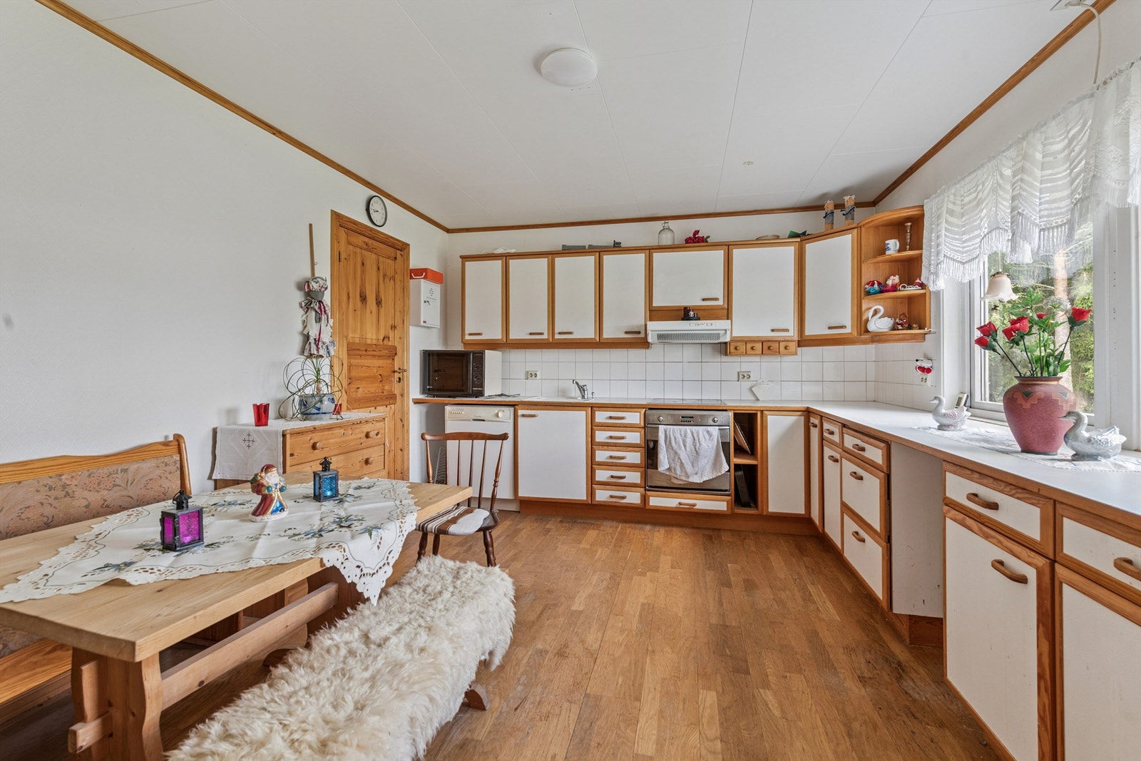 Godt med skap- og benkeplass. Galleribilde