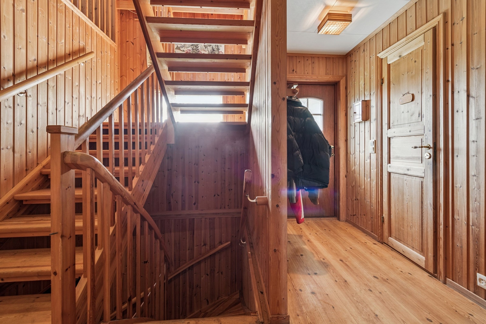 Entré med trepanelte overflater. Galleribilde