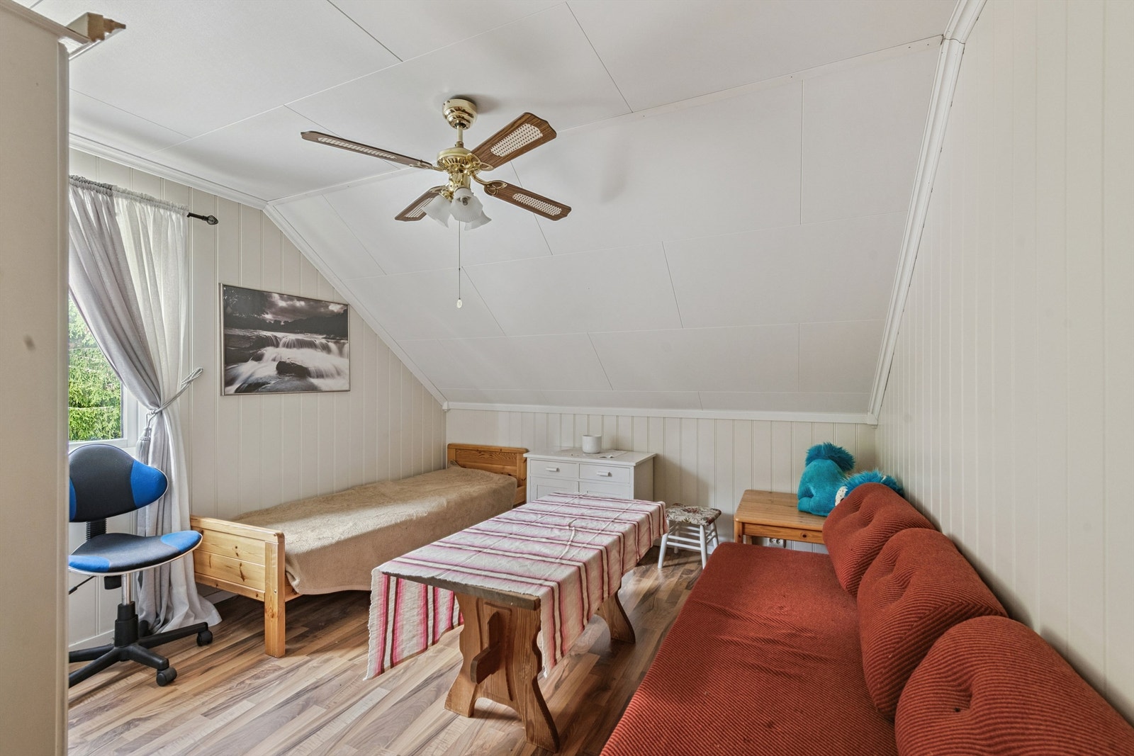 Boligens tredje soverom passer ypperlig som barnerom, gjesterom eller kontor. Galleribilde