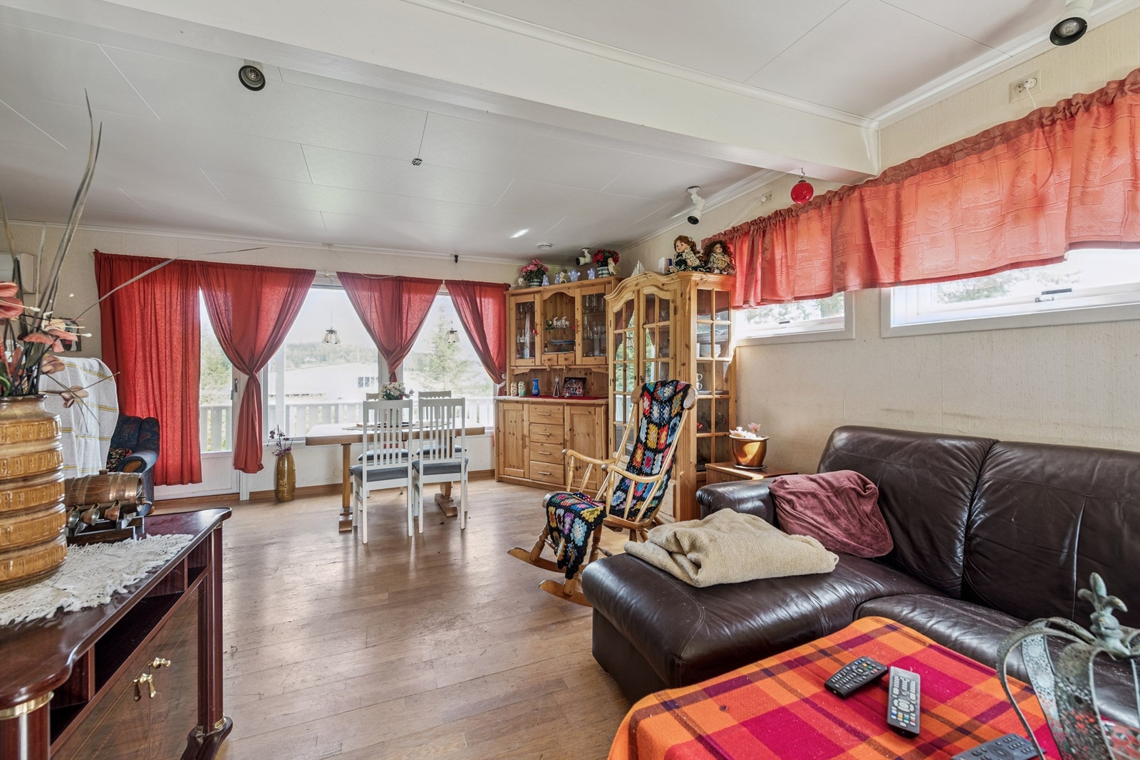 Romslig stue. Galleribilde