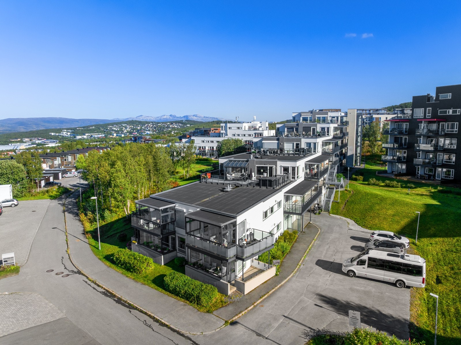 Hyggelig nabolag med nærhet til skoler, barnehage og populære rekreasjonsområder som Prestvannet og Charlottenlund.
