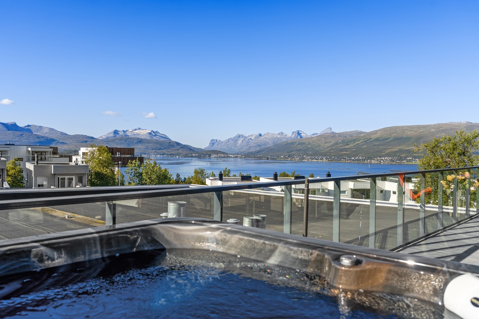 Delikat leilighet i 3.etasje med herlig veranda med jaquzzi, vinterhage og fantastisk utsikt!