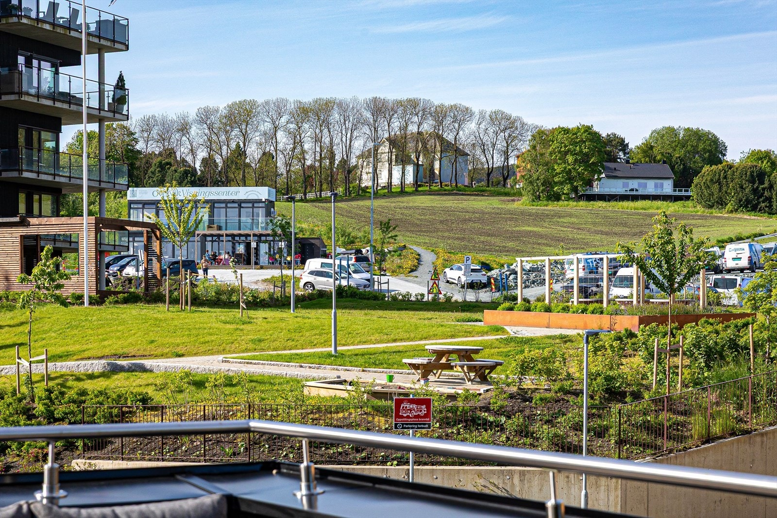 Nabolaget preges av rolige omgivelser, lite trafikk og et godt naboskap. Galleribilde