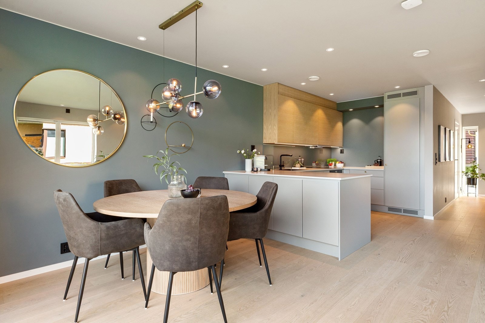 Det er oppgradert med spotter over hele boligen. Galleribilde