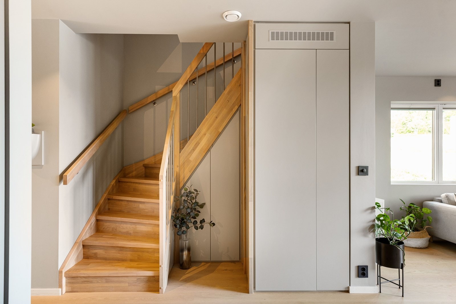 Skreddersydd oppbevaringsløsning under trapp med integrert fryser. Galleribilde