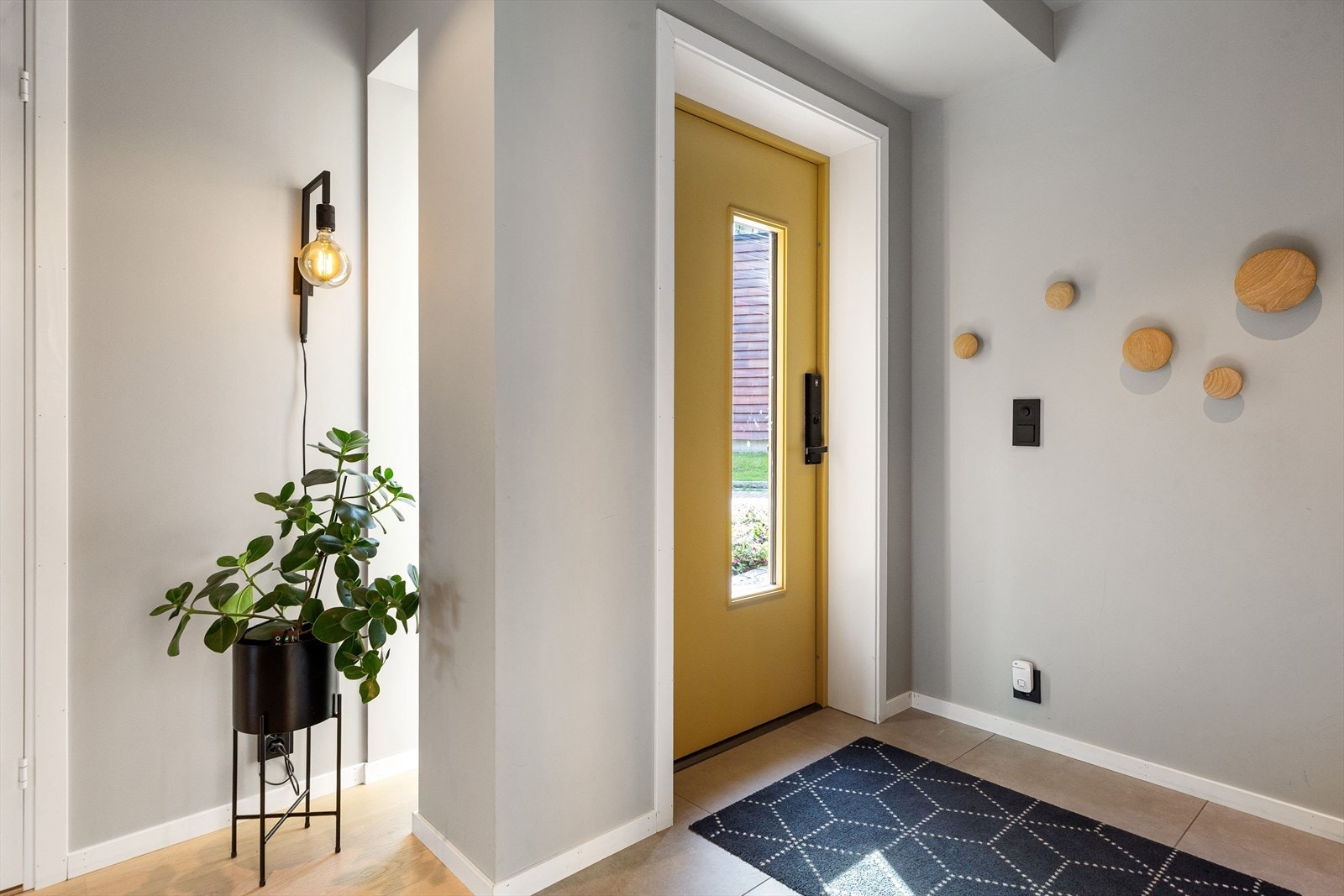 Boligen ble oppført i 2021 og fremstår som meget velholdt, med høy teknisk standard og gjennomgående stilrene materialvalg. Galleribilde