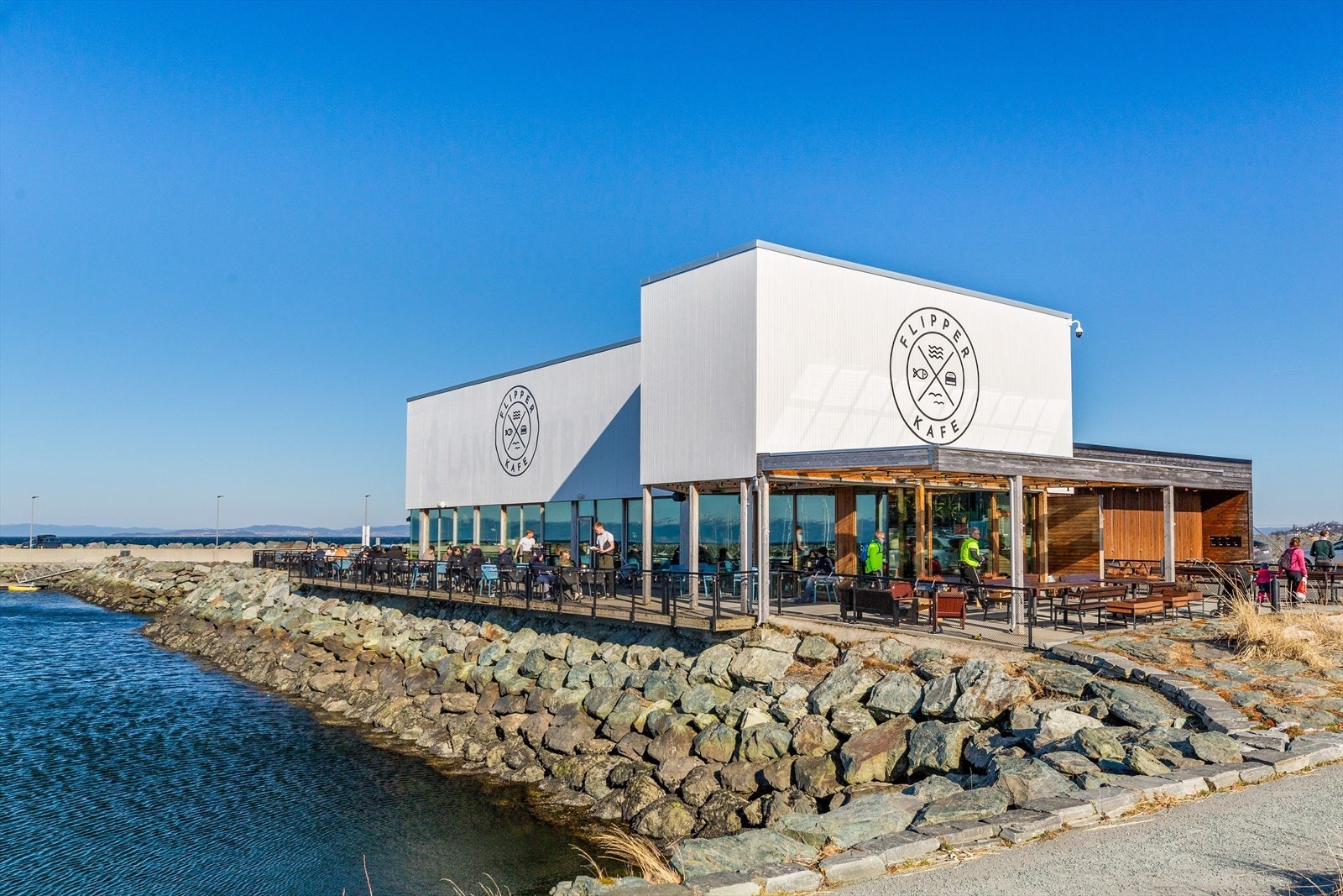 Her kan du nyte gode måltider i maritime omgivelser, rett ved sjøkanten og med flott utsyn mot Trondheimsfjorden. Galleribilde