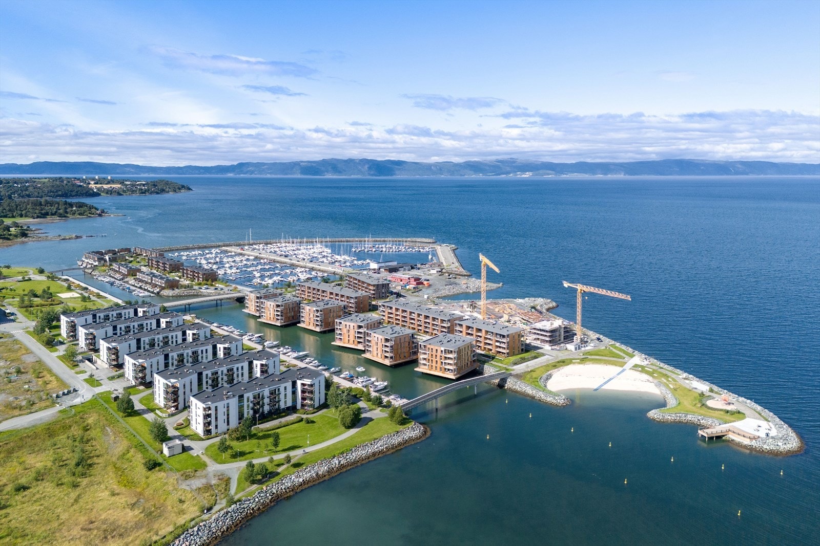 Maritimt nabolag med nærhet til både sjø og by. Bo i et attraktivt område med strand, marina, restaurant, gangstier og kort vei til sentrum og marka. Galleribilde