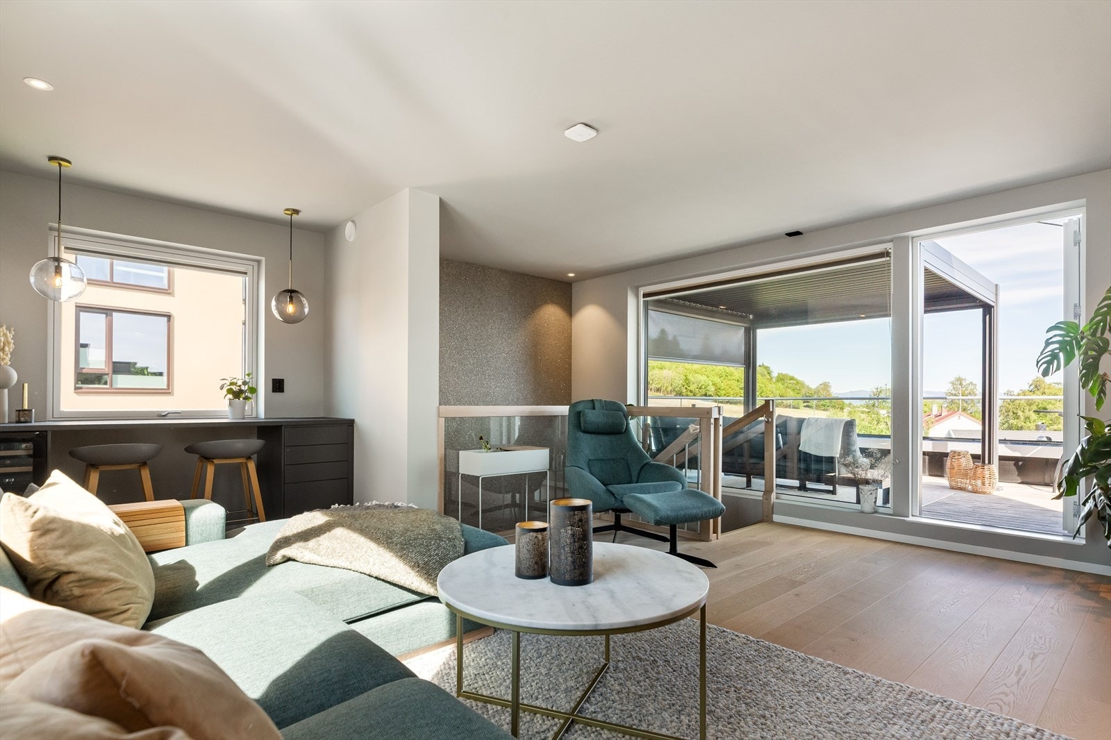 Store vindusflater gir godt med naturlig lys og en romslig følelse. Galleribilde