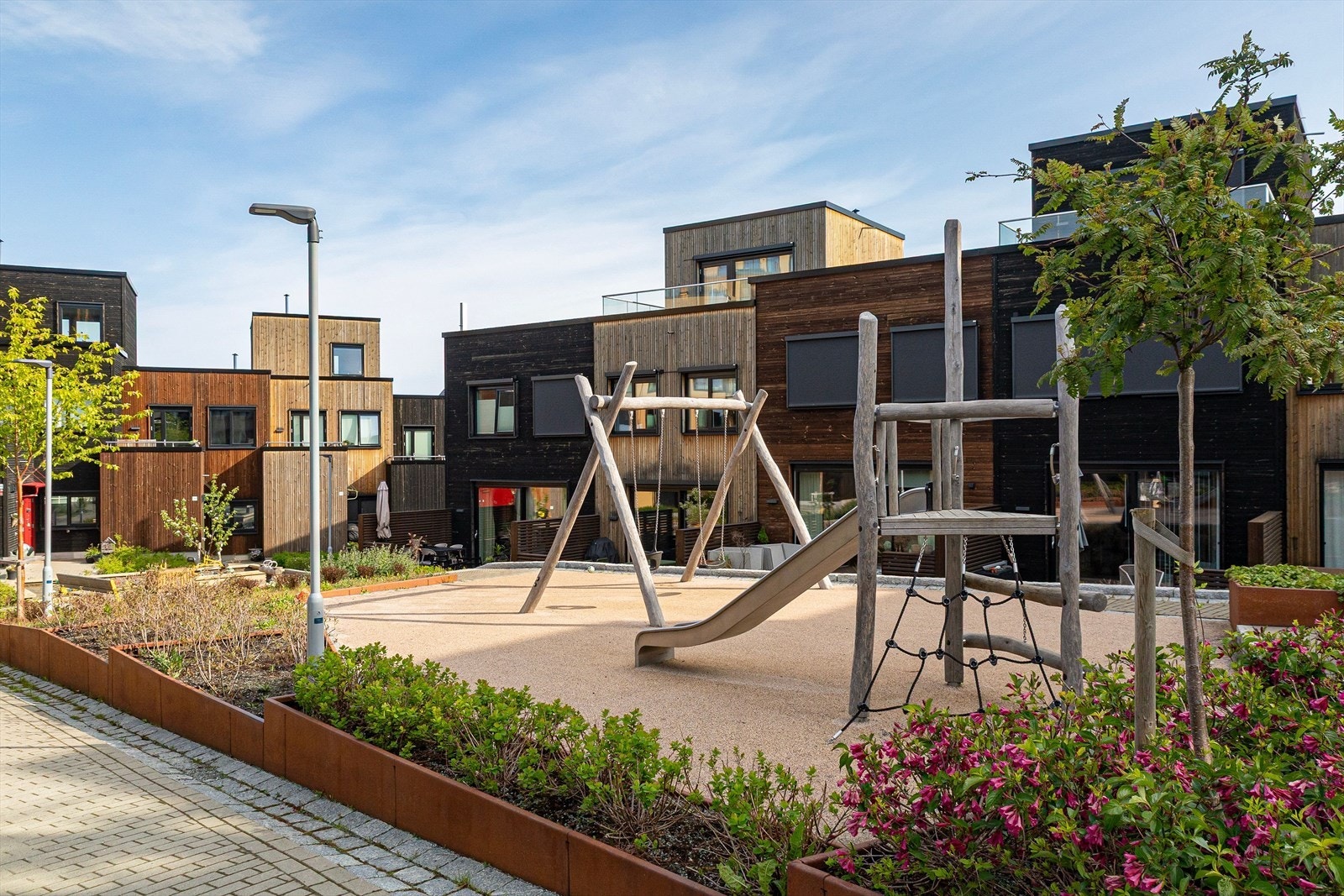 Området har kort vei til barnehager, skoler, idrettsanlegg og kollektivtransport, noe som gir praktiske rammer for hverdagen. Galleribilde