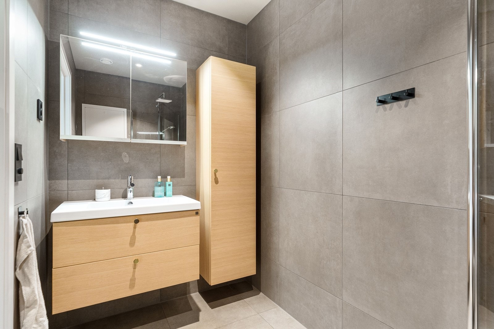 Boligen har 2 lekre og moderne bad med fliser, gulvvarme og gjennomført design. Galleribilde