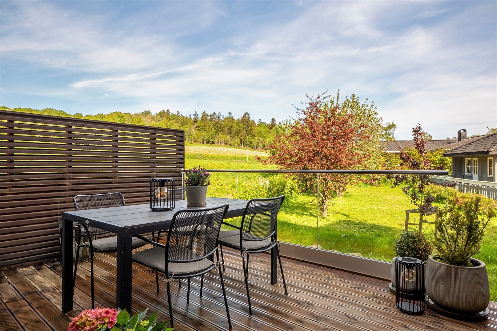 Terrassen på bakkeplan er utstyrt med plass til både spisegruppe og loungemøbler. Galleribilde