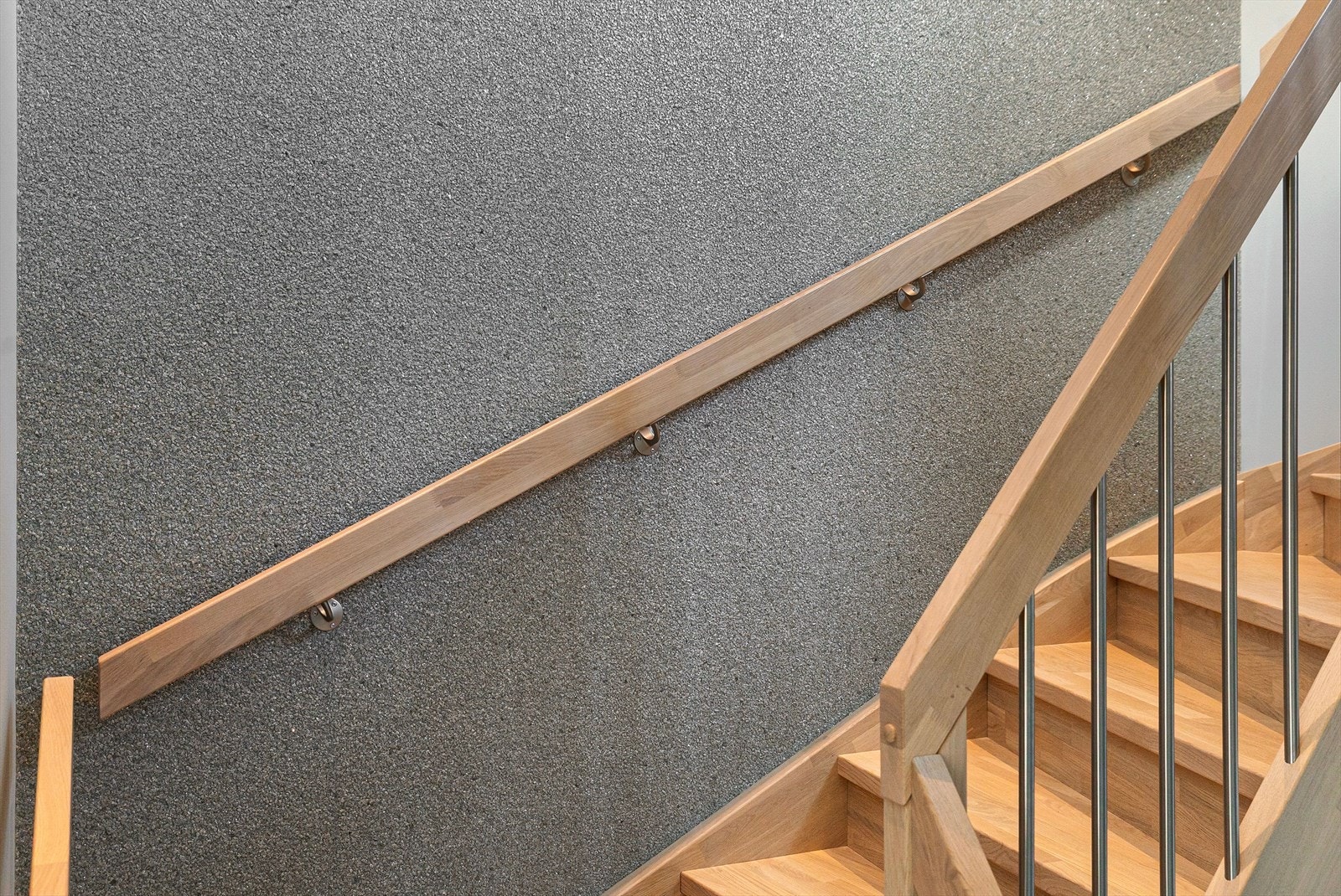 Dekorativ trappeløsning med gjennomført materialvalg og steintapet Galleribilde
