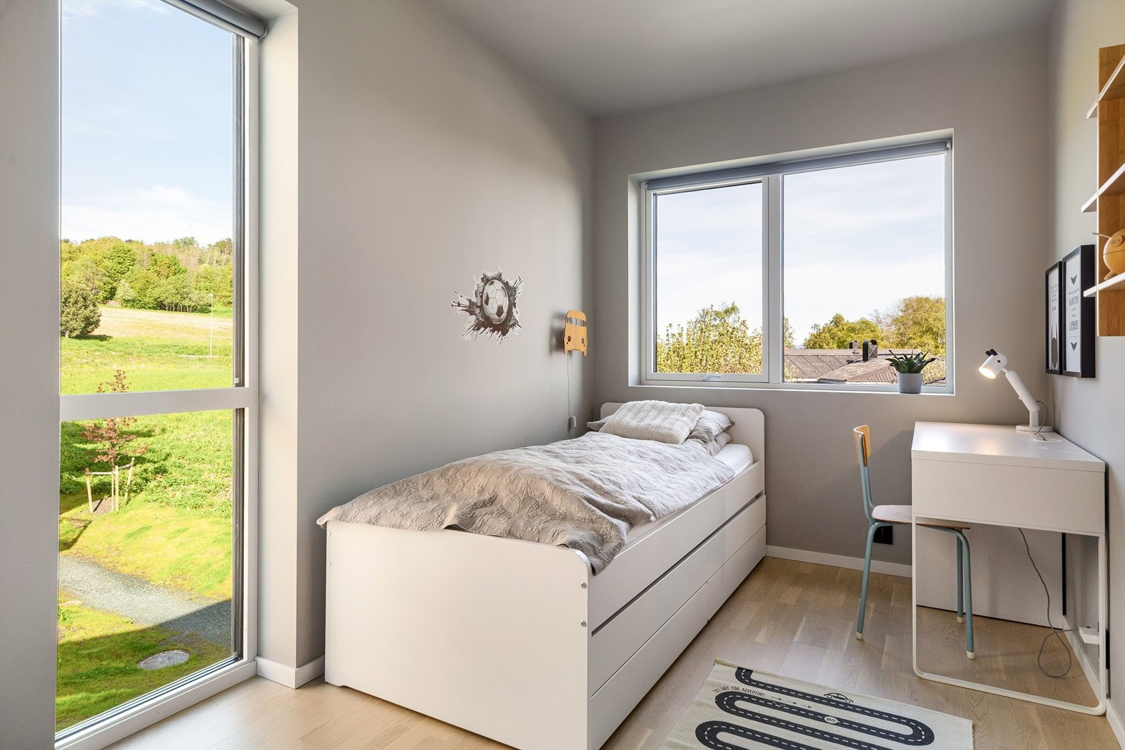 Alle soverom er innredet med praktiske løsninger og god oppbevaringsplass. Galleribilde