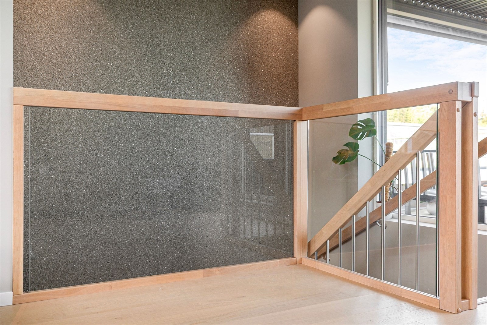 Trappen er oppgradert til Stryntrapp i hel eik med glass i øverste etasje. Galleribilde