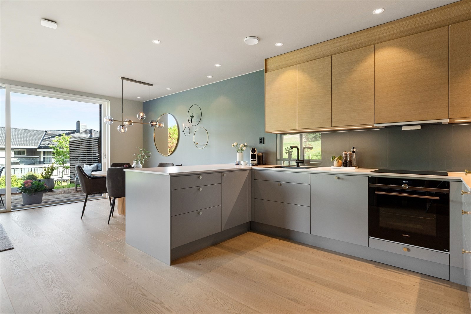 Kjøkkenet har integrerte hvitevarer som dampovn, induksjonstopp, oppvaskmaskin og kjøleskap. Galleribilde