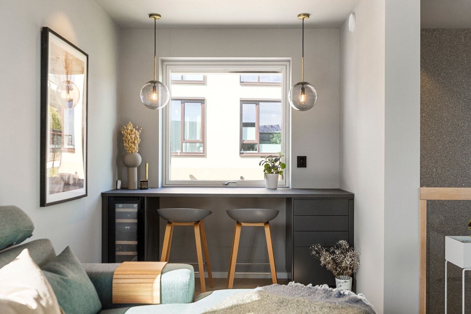 Innredning fra Drømmekjøkken med integrert vinskap og lamper fra Bolia. Galleribilde