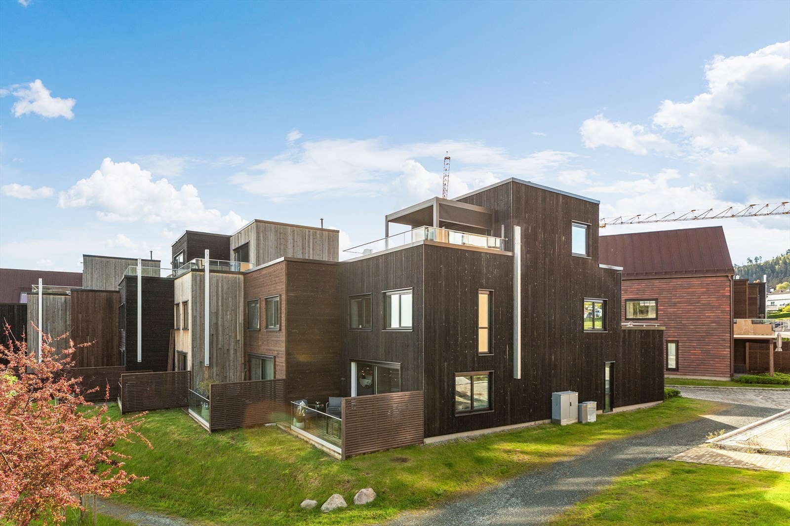 Rekkehuset har en lun og tilbaketrukket beliggenhet i enden av rekken. Galleribilde