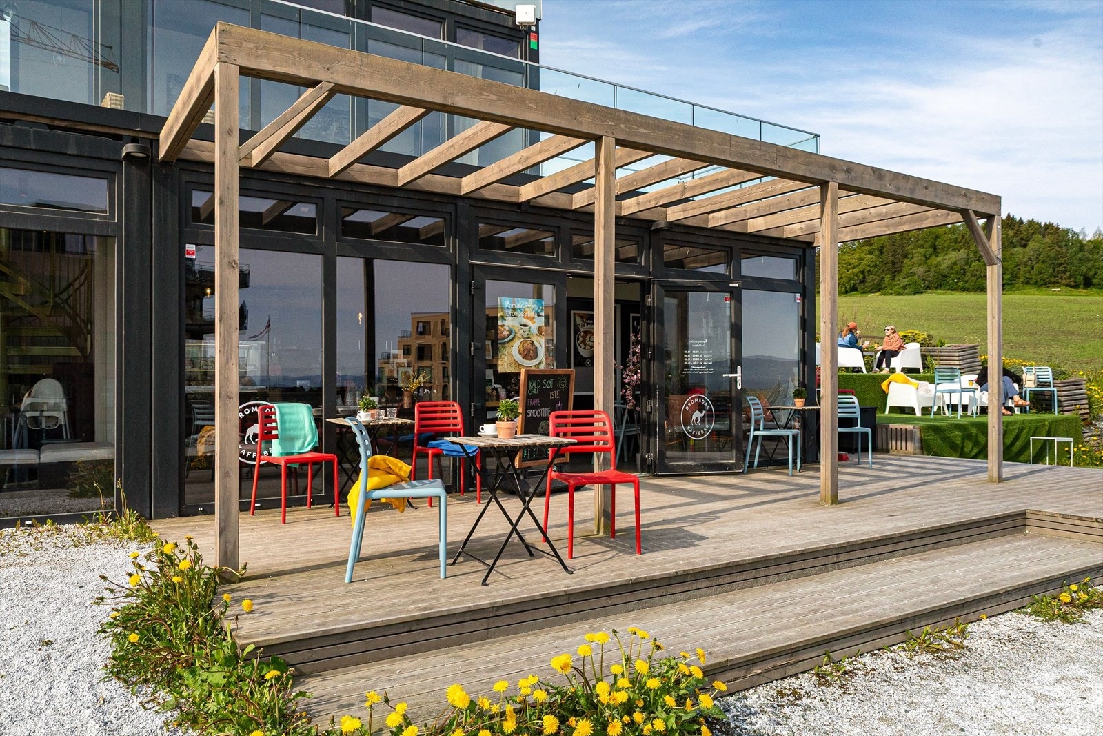 Trivelig nabolagskafé med uteservering - et perfekt sted for kaffe i sola eller en avslappende lunsj med utsikt. Galleribilde