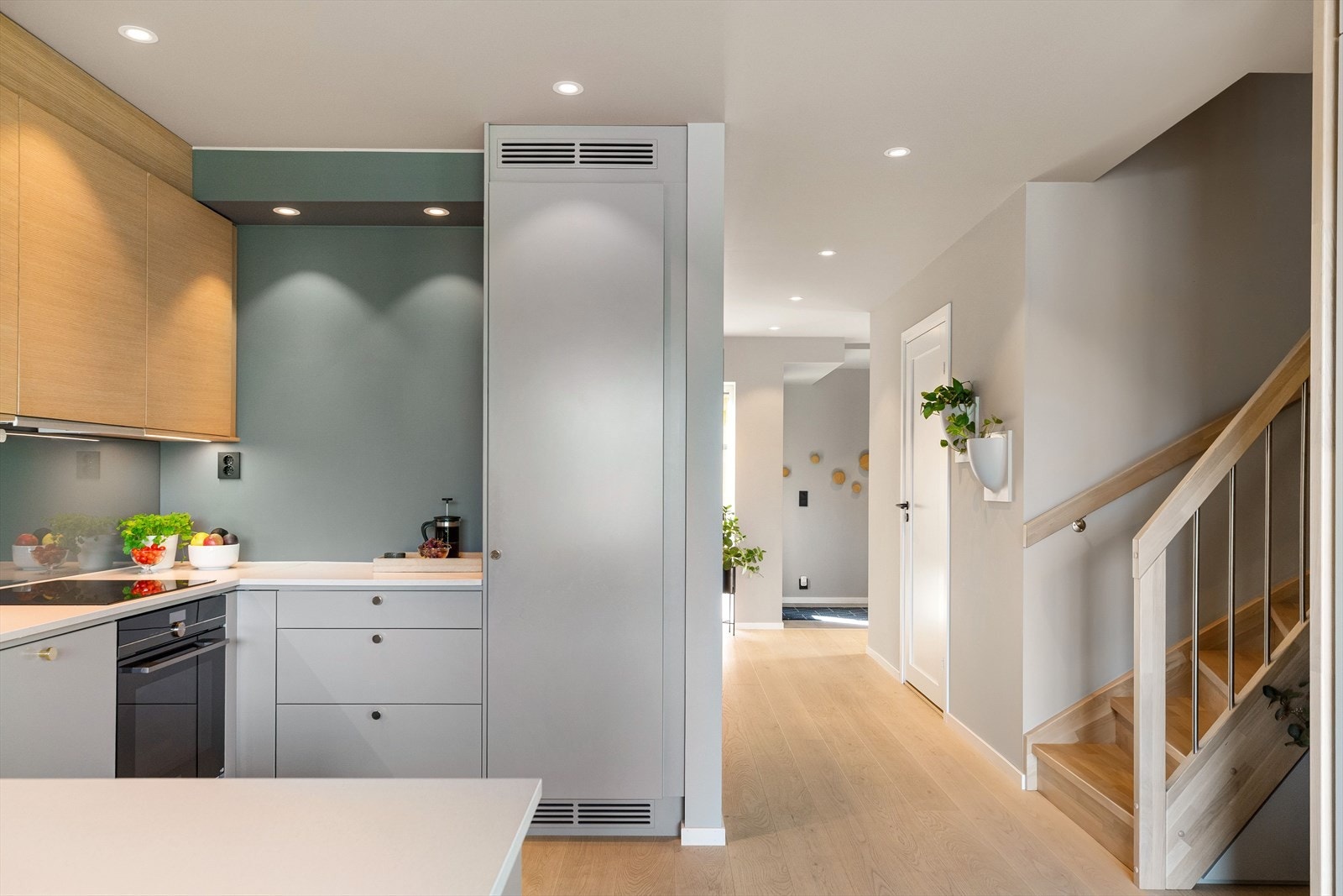 Boligen har et stilrent kjøkken med integrerte hvitevarer og god benkeplass. Galleribilde