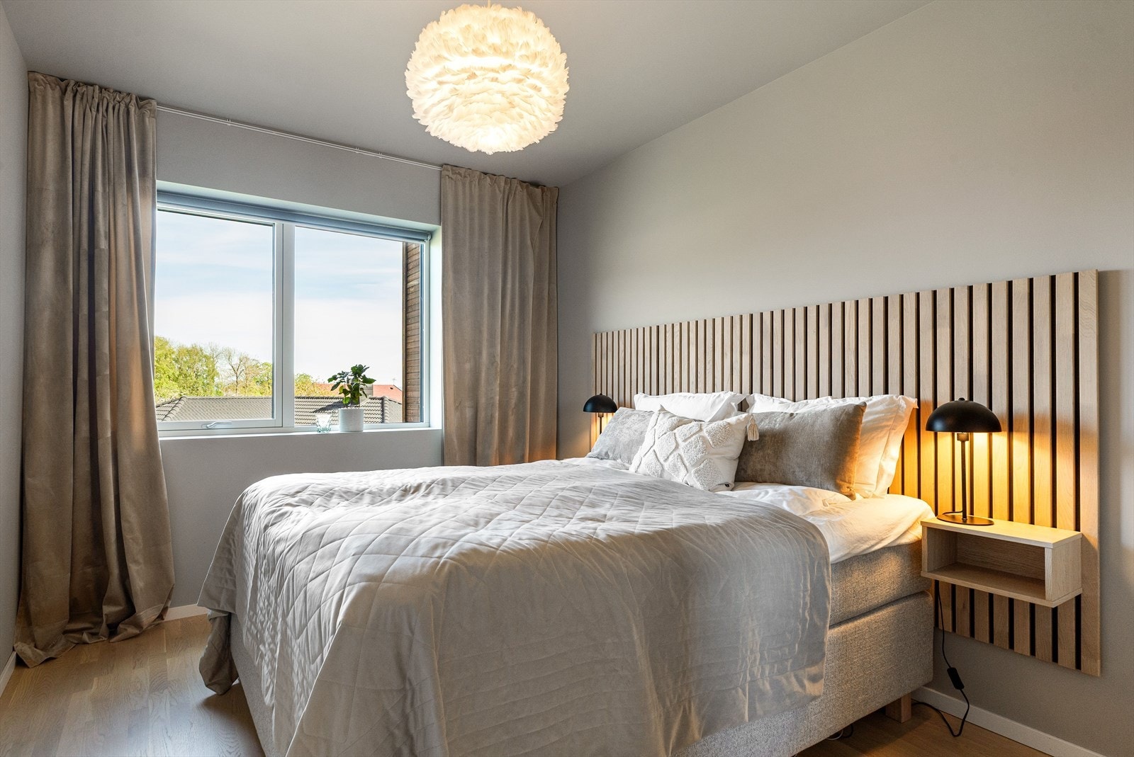 Lyst og innbydende hovedsoverom med god plass til dobbeltseng og garderobe. Galleribilde