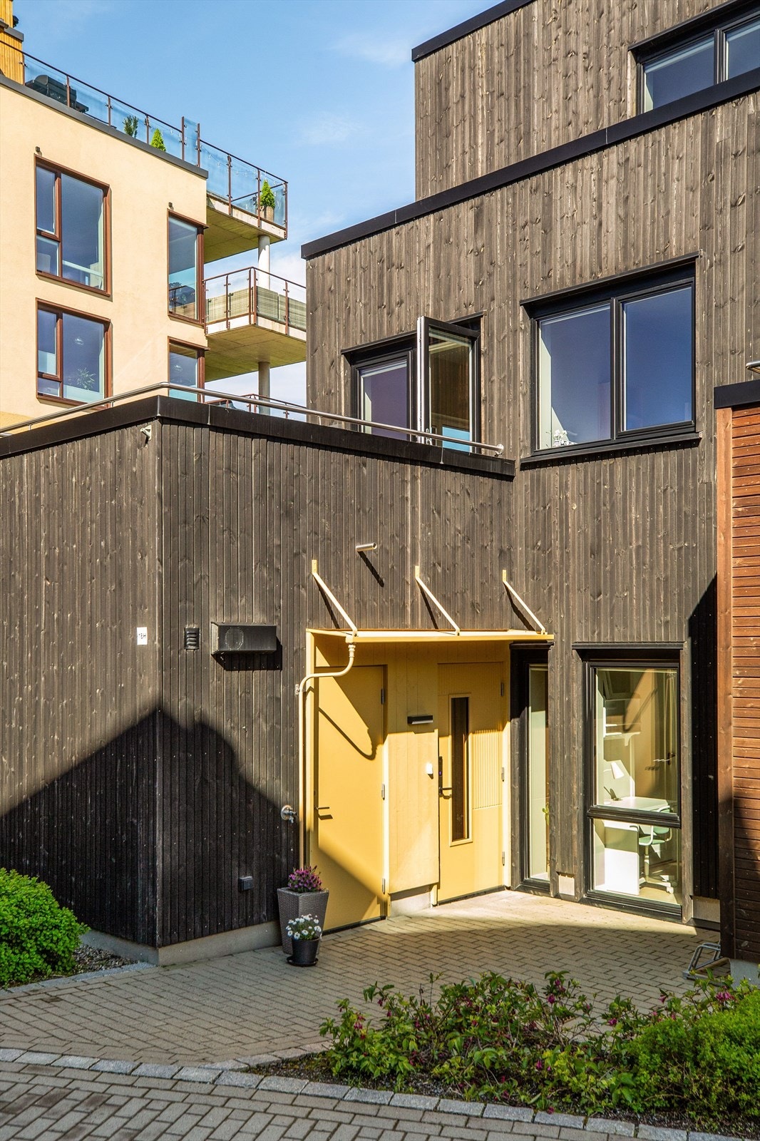 Dette er et moderne og innholdsrikt rekkehus over tre plan, med fin beliggenhet i et barnevennlig og etablert boligområde på Ranheim. Galleribilde