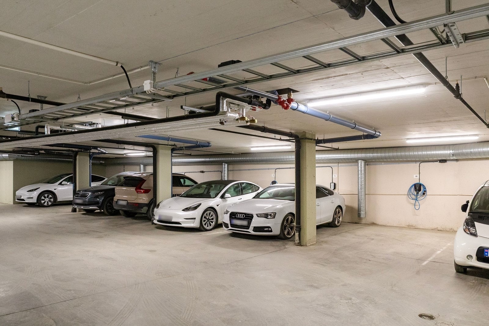 Det medfølger bruksrett til en parkeringsplass i felles garasjeanlegg. Galleribilde